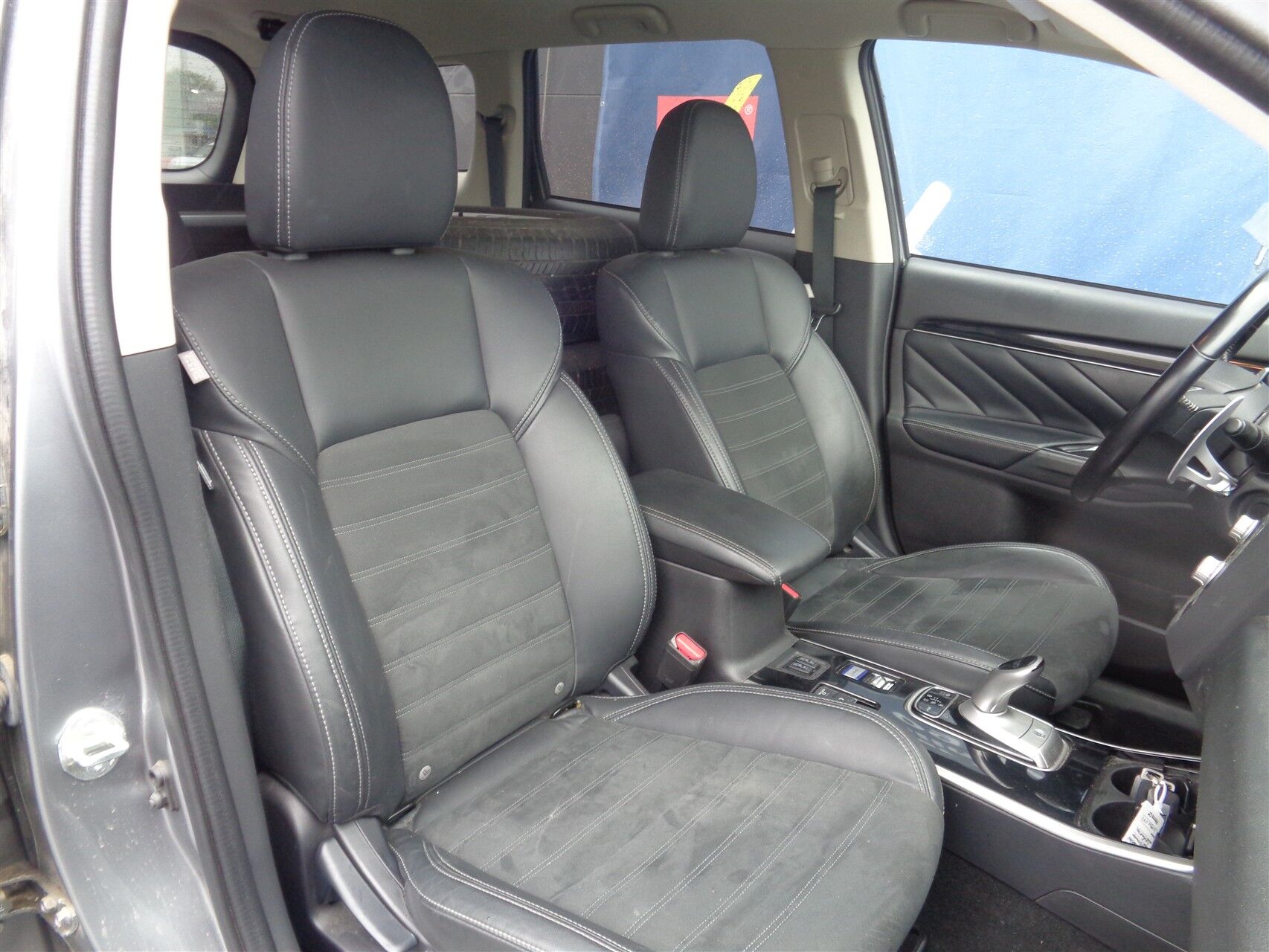 Billede af Mitsubishi Outlander 2,4 PHEV  Plugin-hybrid Invite 4WD 224HK 5d 6g Trinl. Gear