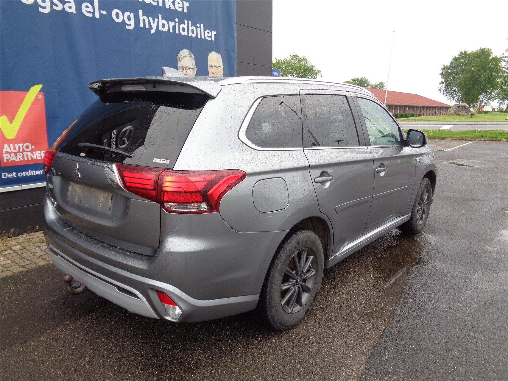 Billede af Mitsubishi Outlander 2,4 PHEV  Plugin-hybrid Invite 4WD 224HK 5d 6g Trinl. Gear