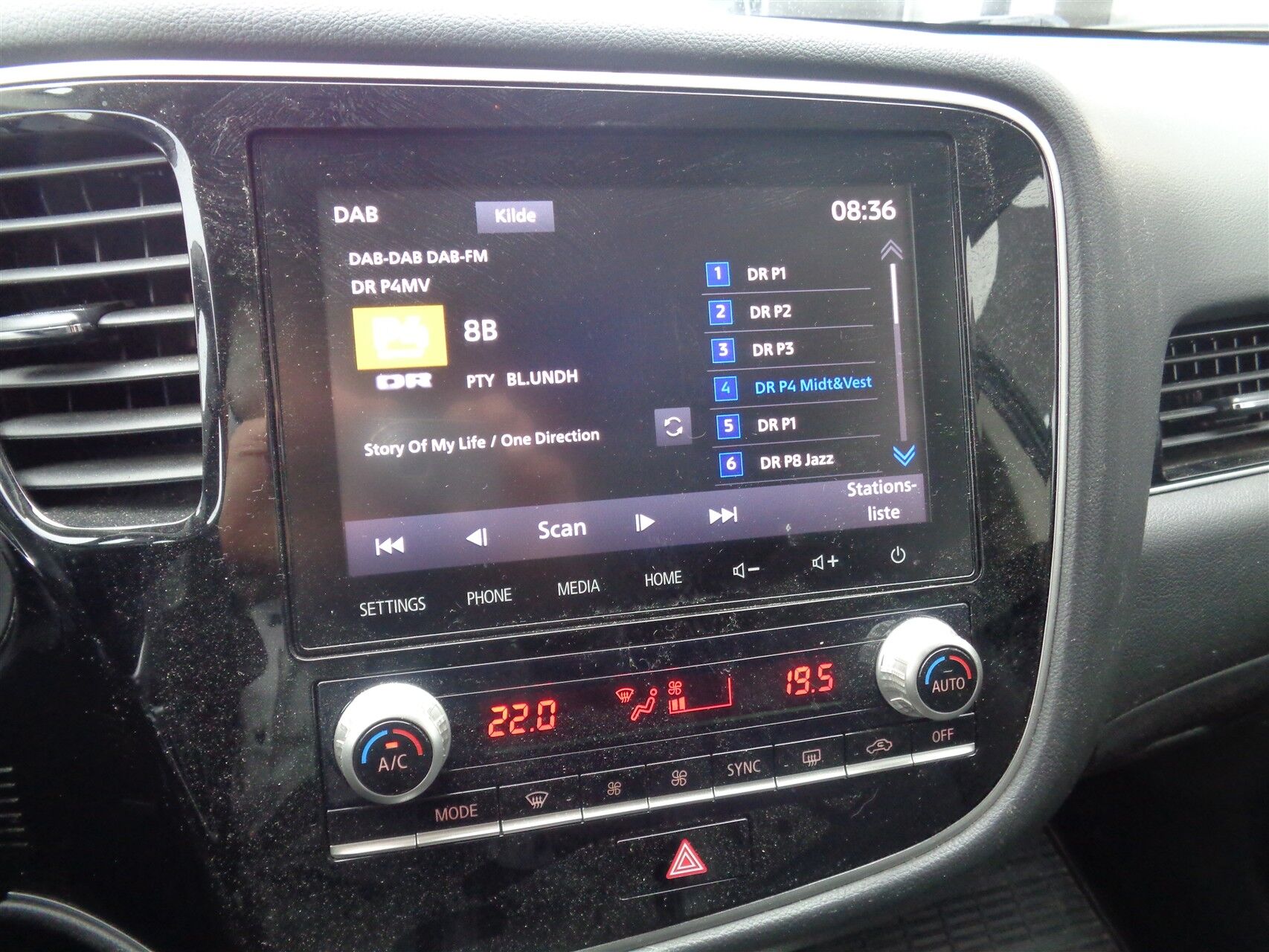 Billede af Mitsubishi Outlander 2,4 PHEV  Plugin-hybrid Invite 4WD 224HK 5d 6g Trinl. Gear