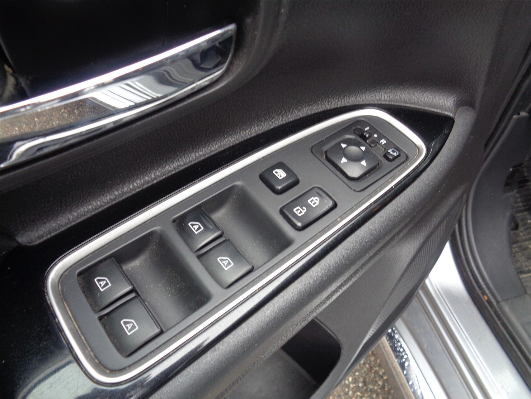 Billede af Mitsubishi Outlander 2,4 PHEV  Plugin-hybrid Invite 4WD 224HK 5d 6g Trinl. Gear