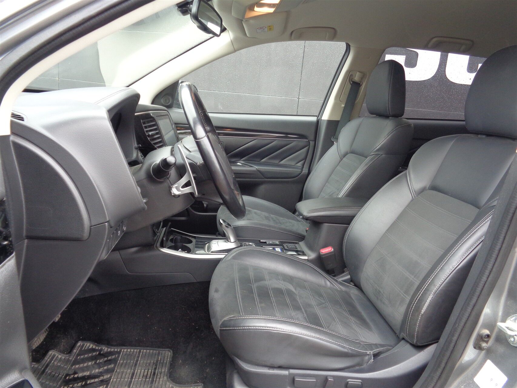 Billede af Mitsubishi Outlander 2,4 PHEV  Plugin-hybrid Invite 4WD 224HK 5d 6g Trinl. Gear