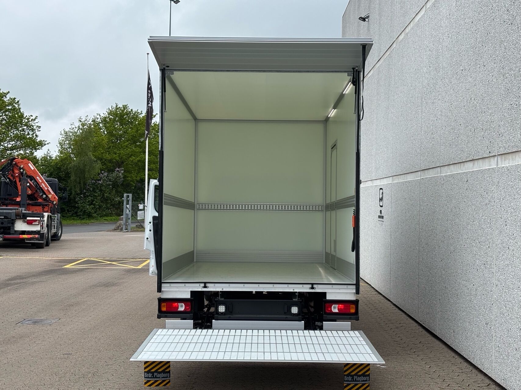 Billede af Iveco Daily 35S18 4100mm 3,0 D 180HK Ladv./Chas. 8g Aut.