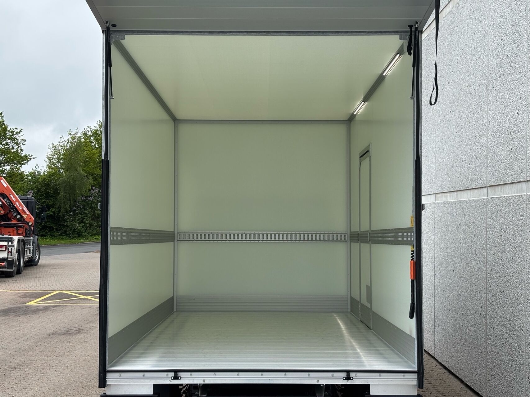 Billede af Iveco Daily 35S18 4100mm 3,0 D 180HK Ladv./Chas. 8g Aut.