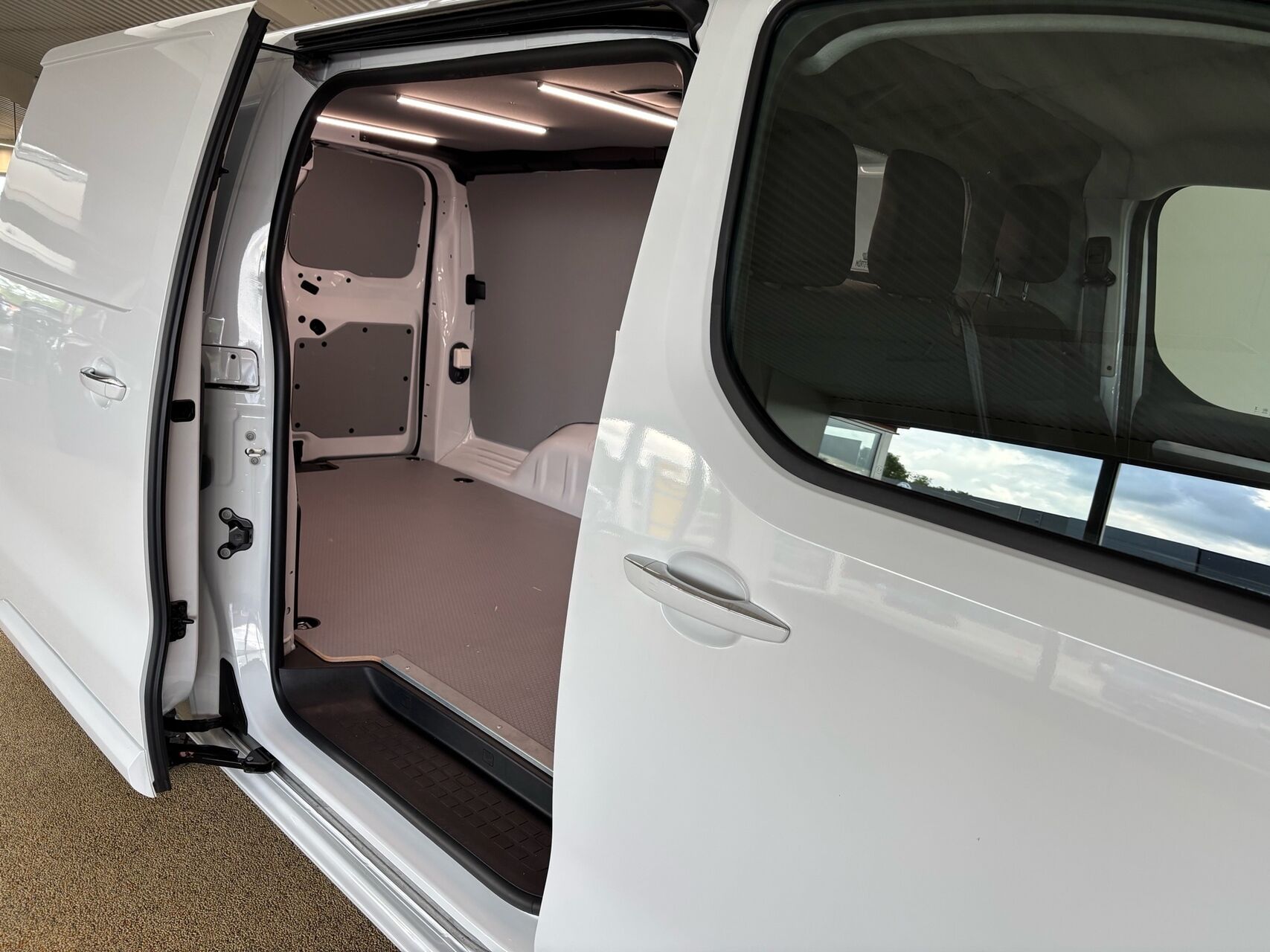 Billede af Peugeot e-Expert L3 EL Premium 136HK Van Aut.