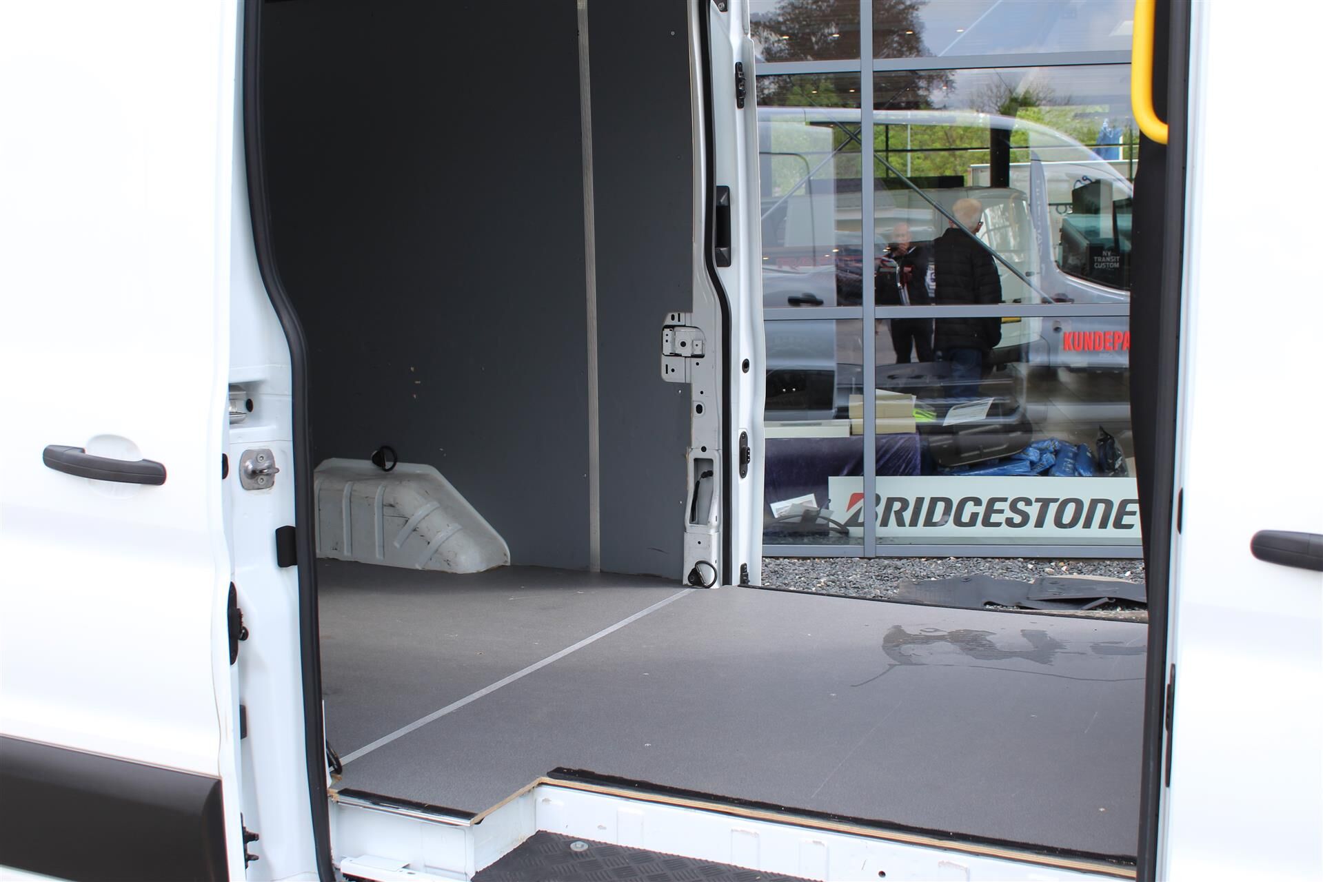Billede af Ford Transit 350 L3H2 2,0 TDCI HDT Limited RWD 165HK Van 10g Aut.