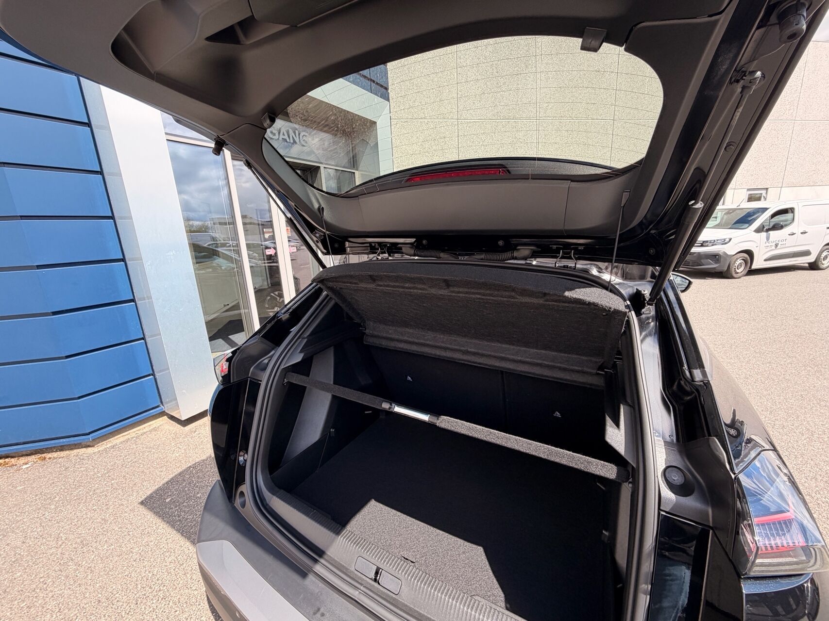 Billede af Peugeot 2008 1,2 PureTech Allure EAT8 130HK 5d 8g Aut.
