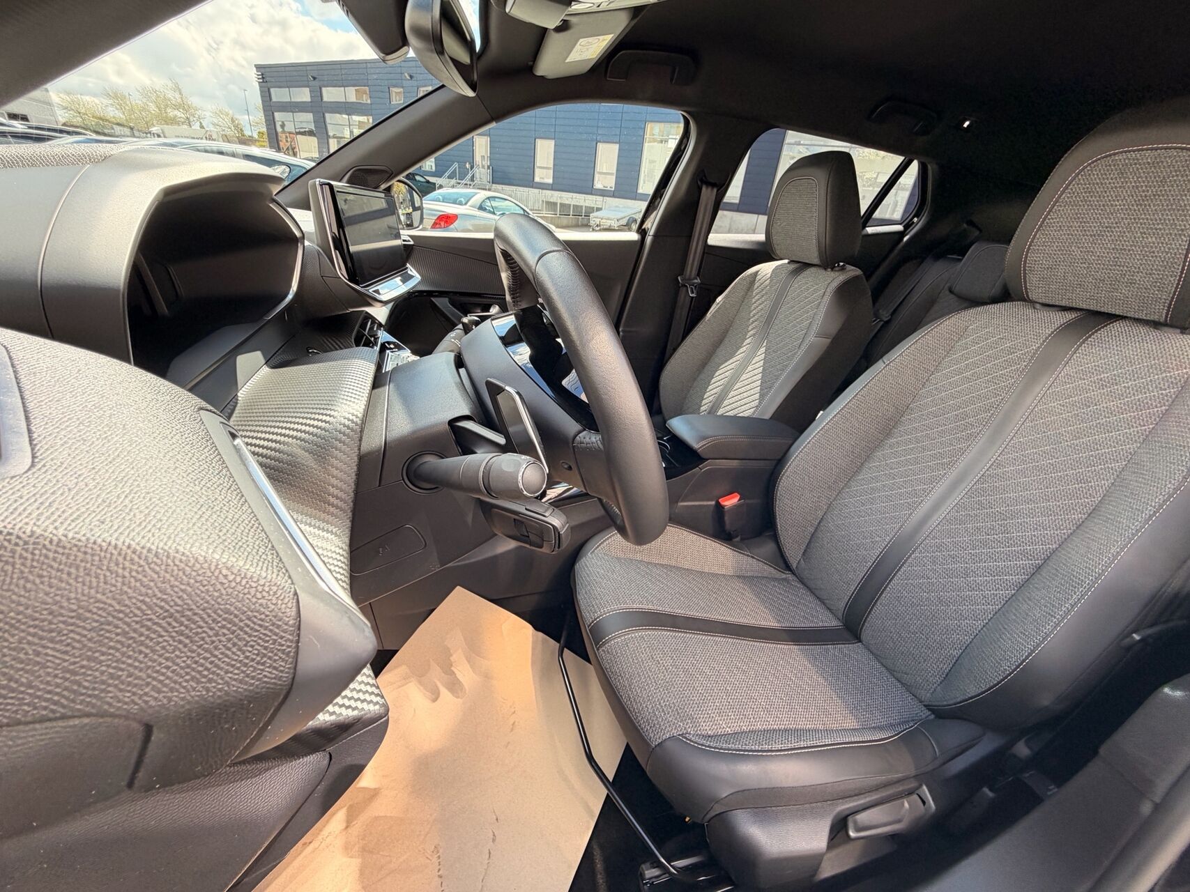 Billede af Peugeot 2008 1,2 PureTech Allure EAT8 130HK 5d 8g Aut.
