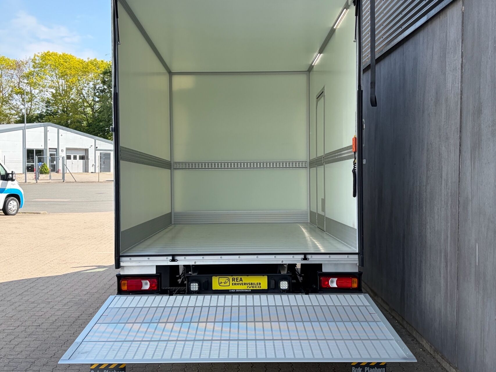Billede af Iveco Daily 35S18 4100mm 3,0 D 180HK Ladv./Chas. 8g Aut.