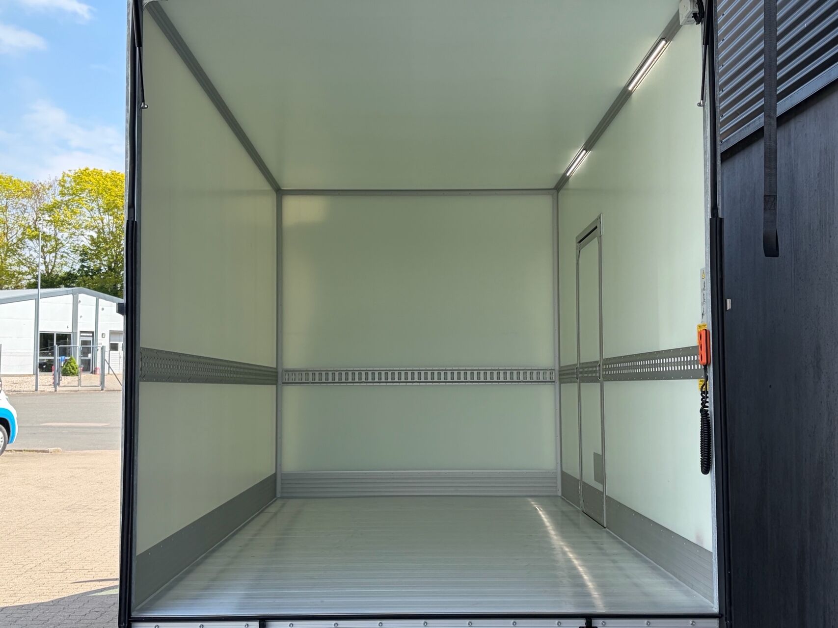 Billede af Iveco Daily 35S18 4100mm 3,0 D 180HK Ladv./Chas. 8g Aut.