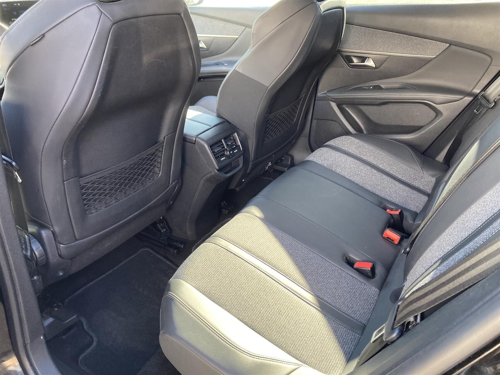 Billede af Peugeot 3008 1,2 PureTech Allure LTD EAT8 130HK 5d 8g Aut.