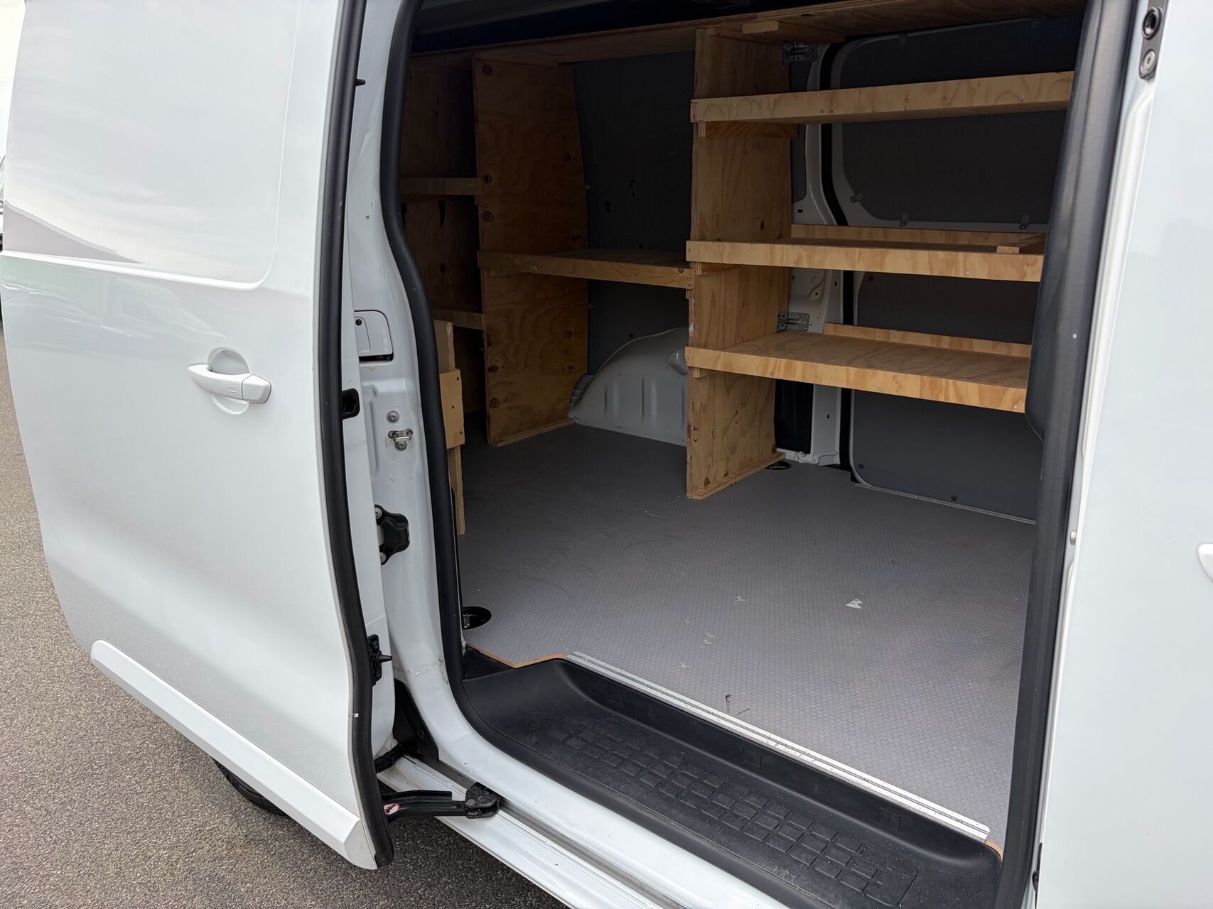 Billede af Citroën Jumpy L3 2,0 Blue HDi Masterline EAT8 145HK Van 8g Aut.