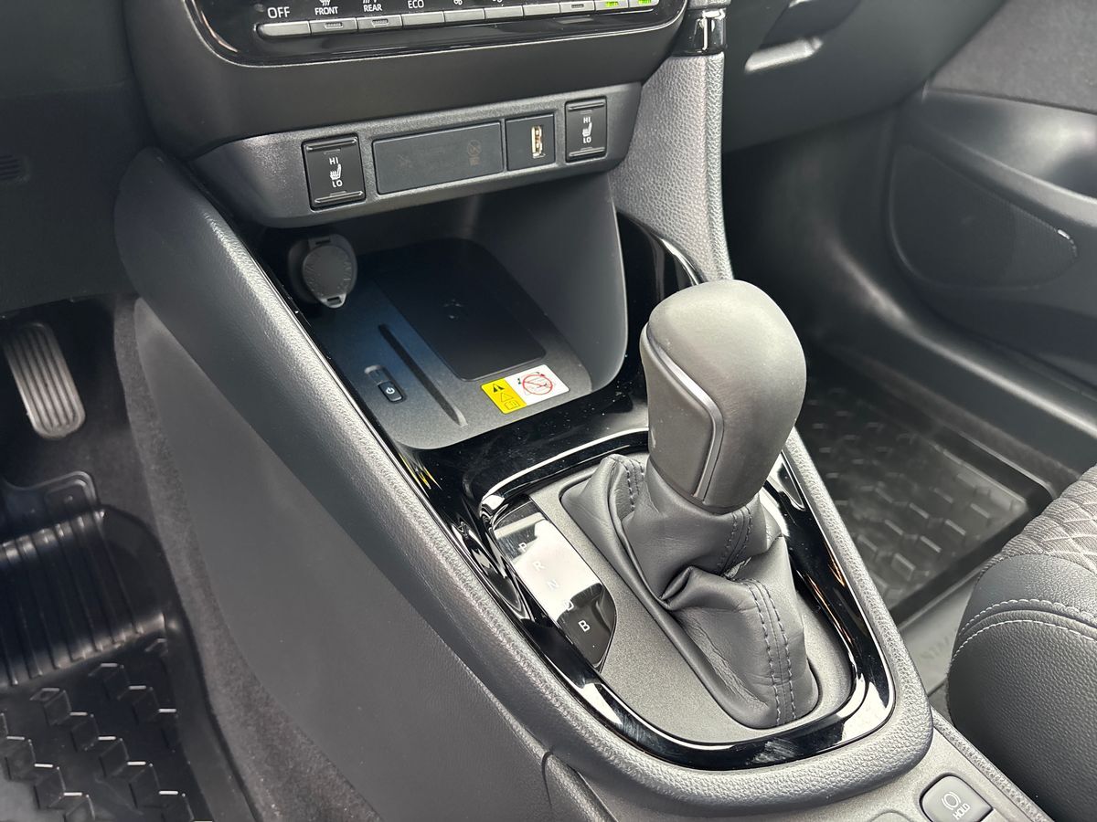 Billede af Toyota Yaris 1,5 Hybrid Style Bi-tone 116HK 5d Trinl. Gear