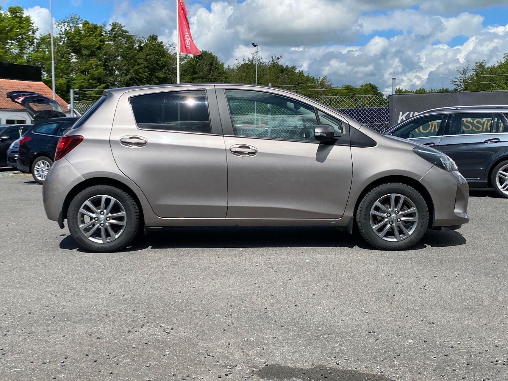 Billede af Toyota Yaris 1,3 VVT-I T2 Komfort + Skyview 100HK 5d 6g