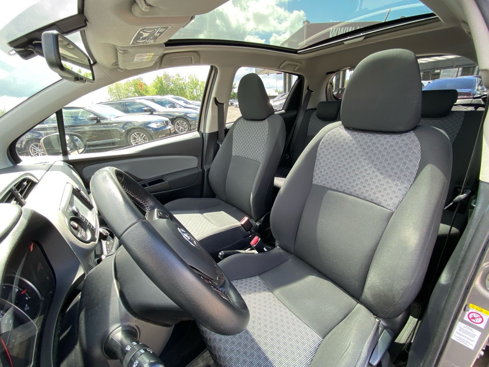 Billede af Toyota Yaris 1,3 VVT-I T2 Komfort + Skyview 100HK 5d 6g