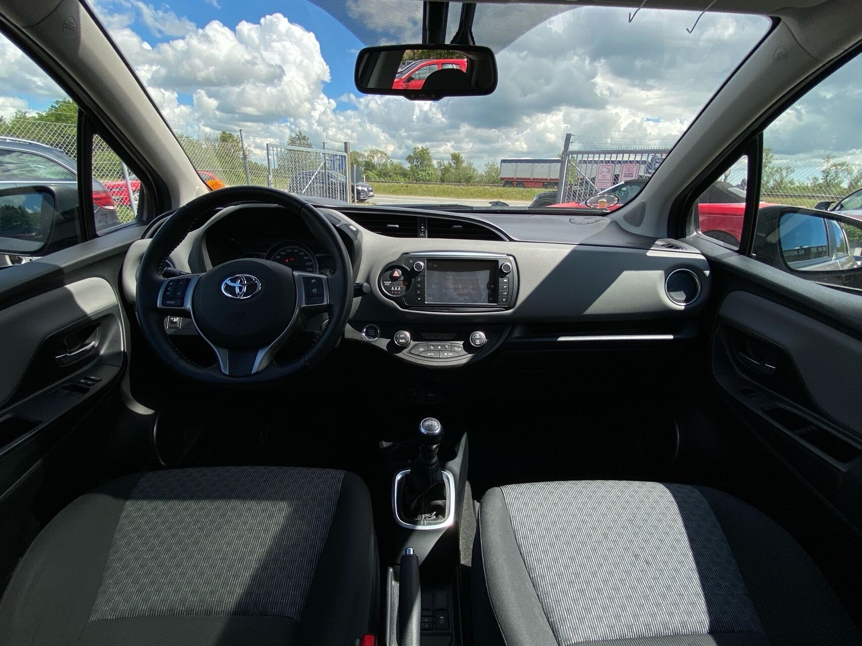 Billede af Toyota Yaris 1,3 VVT-I T2 Komfort + Skyview 100HK 5d 6g