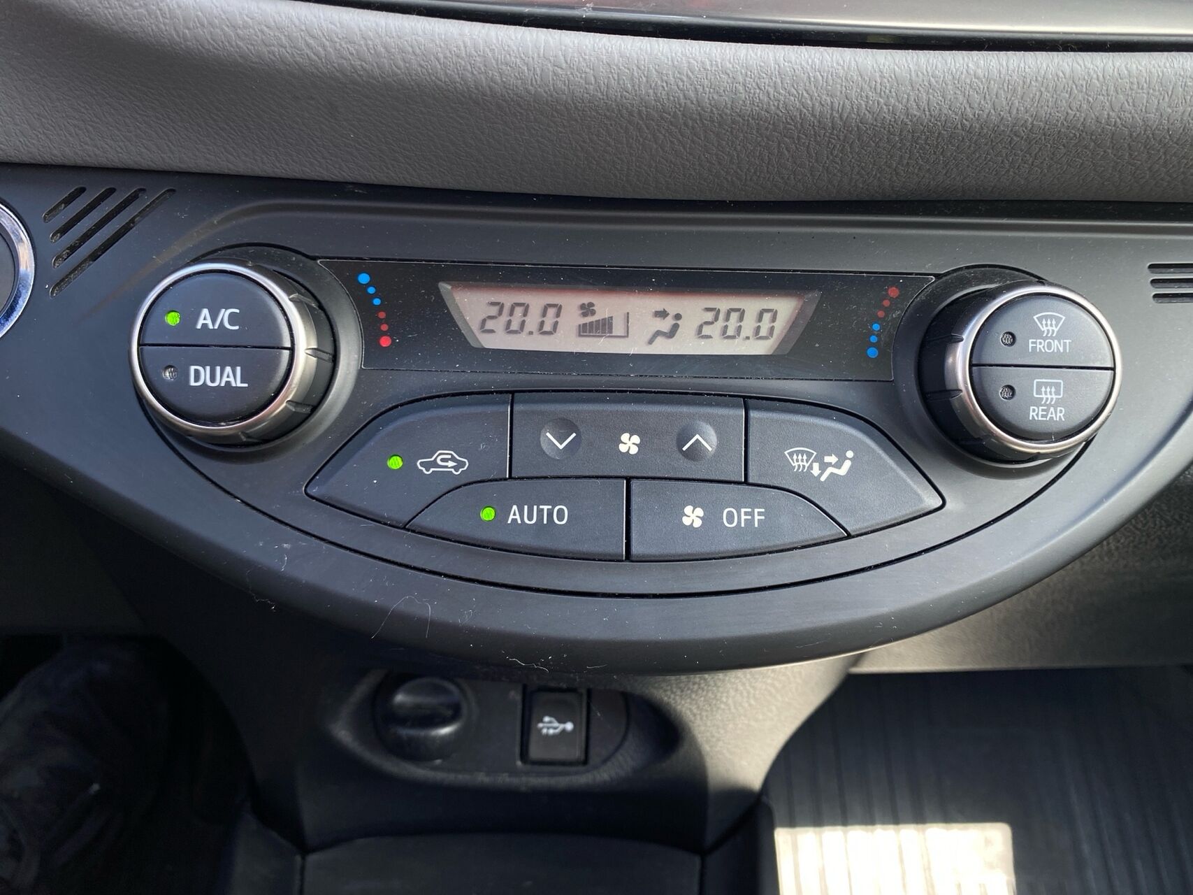 Billede af Toyota Yaris 1,3 VVT-I T2 Komfort + Skyview 100HK 5d 6g