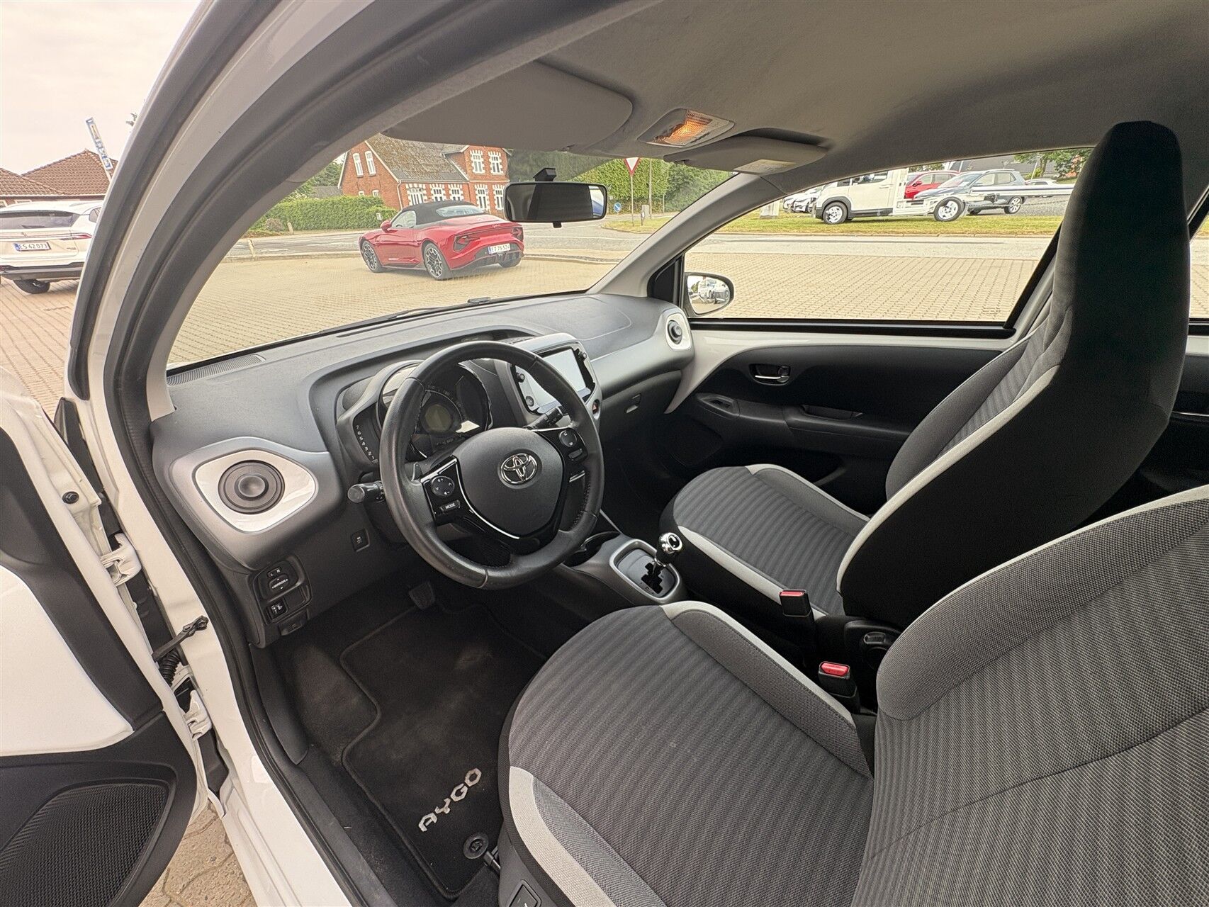 Billede af Toyota Aygo 1,0 VVT-I X-play + Go-pakke + Connect X-Shift 72HK 5d Aut.
