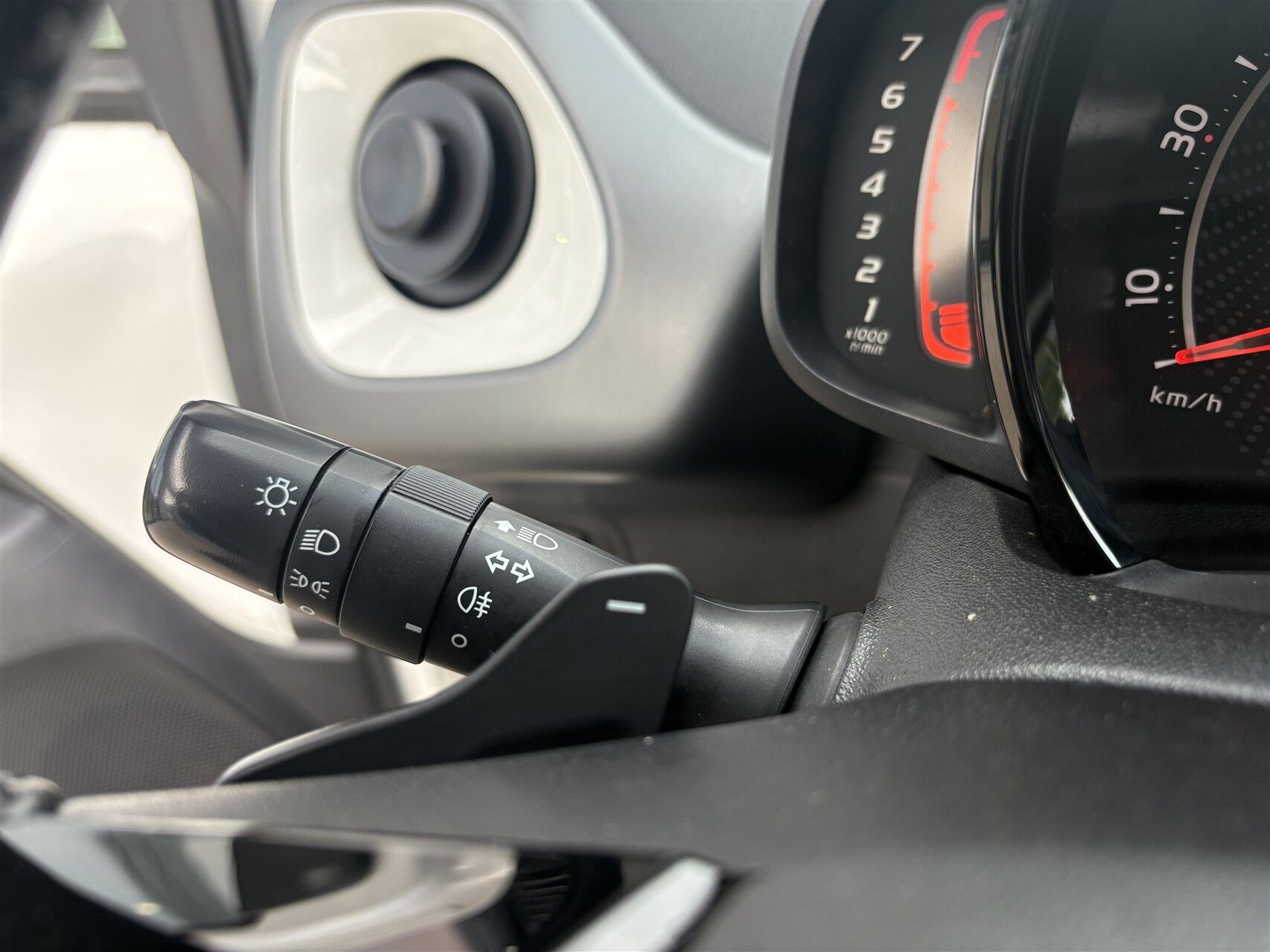 Billede af Toyota Aygo 1,0 VVT-I X-play + Go-pakke + Connect X-Shift 72HK 5d Aut.