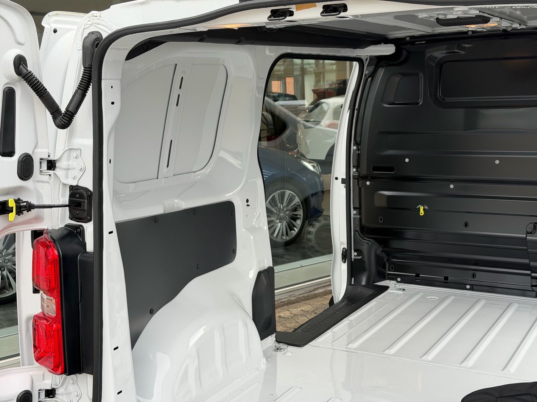 Billede af Peugeot e-Expert L2 EL Plus 136HK Van Aut.
