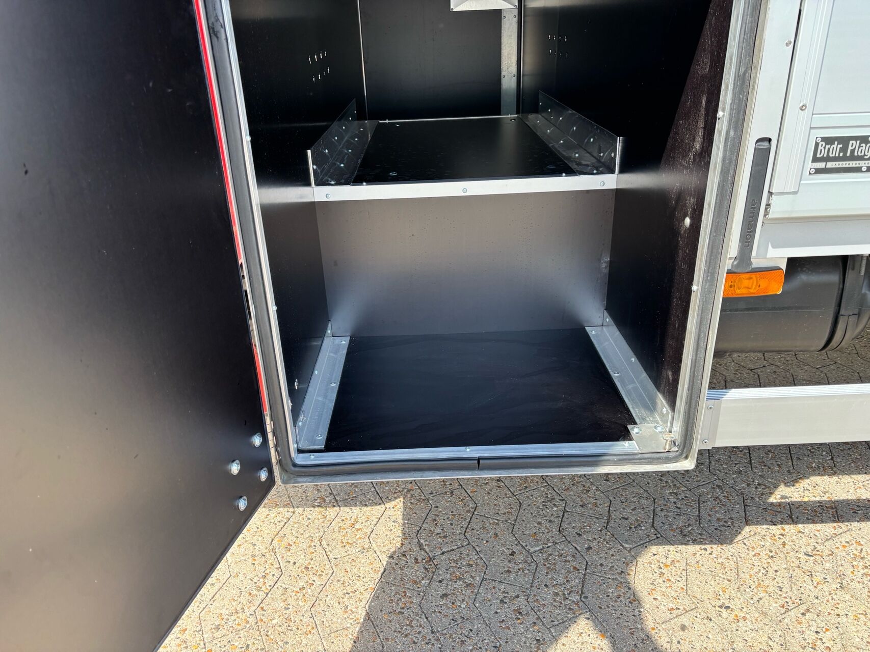 Billede af Iveco Daily 35S18 4100mm 3,0 D 180HK Ladv./Chas. 8g Aut.