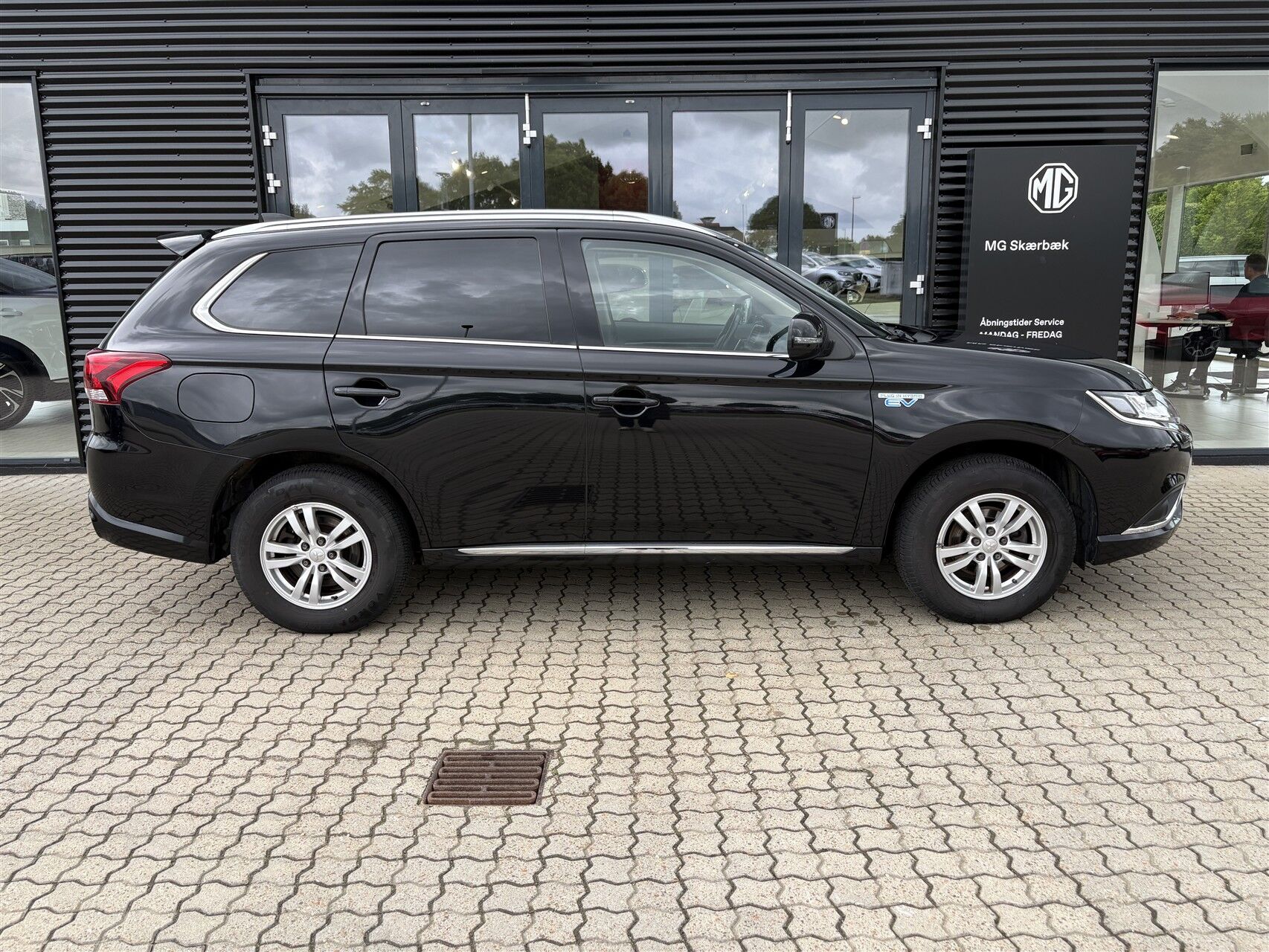 Billede af Mitsubishi Outlander 2,4 PHEV  Plugin-hybrid Invite+ 4WD 224HK 5d 6g Trinl. Gear
