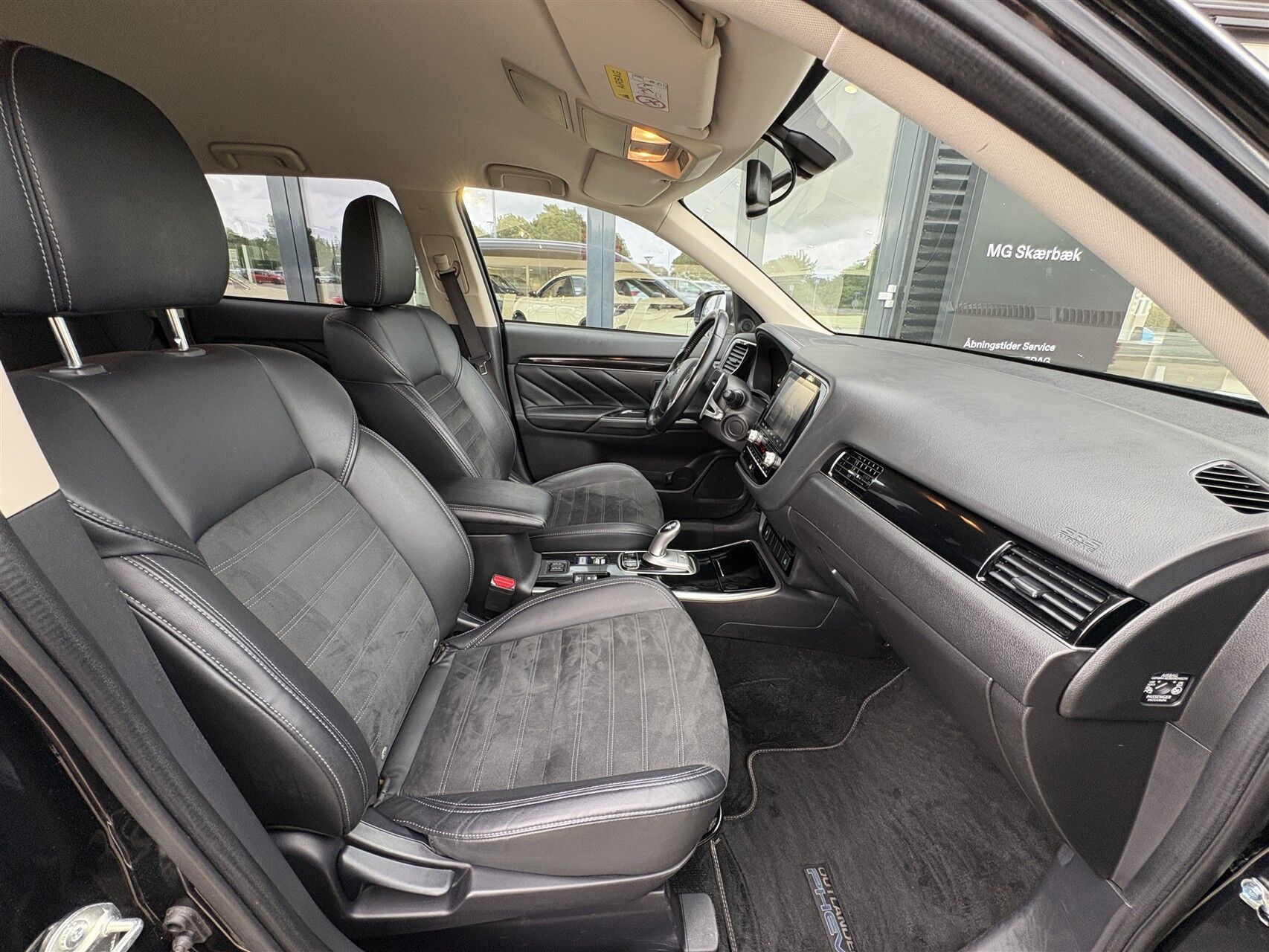 Billede af Mitsubishi Outlander 2,4 PHEV  Plugin-hybrid Invite+ 4WD 224HK 5d 6g Trinl. Gear