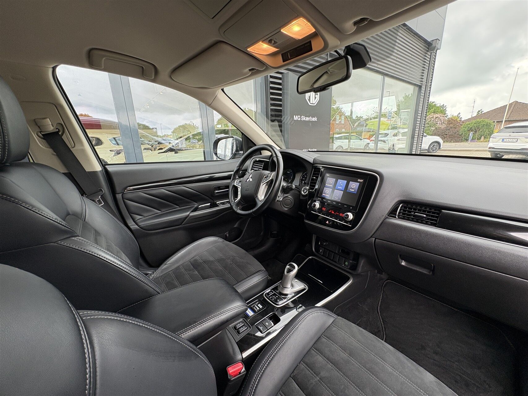 Billede af Mitsubishi Outlander 2,4 PHEV  Plugin-hybrid Invite+ 4WD 224HK 5d 6g Trinl. Gear