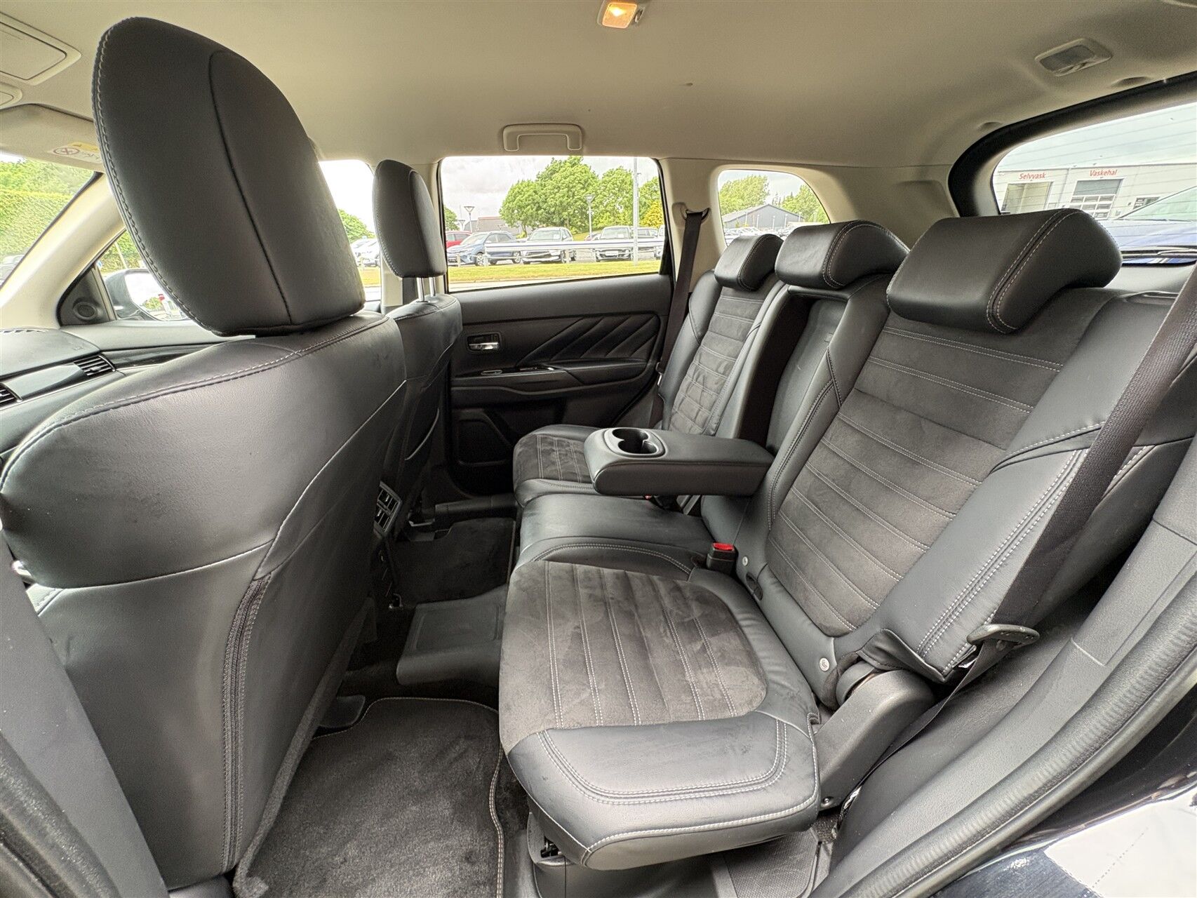 Billede af Mitsubishi Outlander 2,4 PHEV  Plugin-hybrid Invite+ 4WD 224HK 5d 6g Trinl. Gear