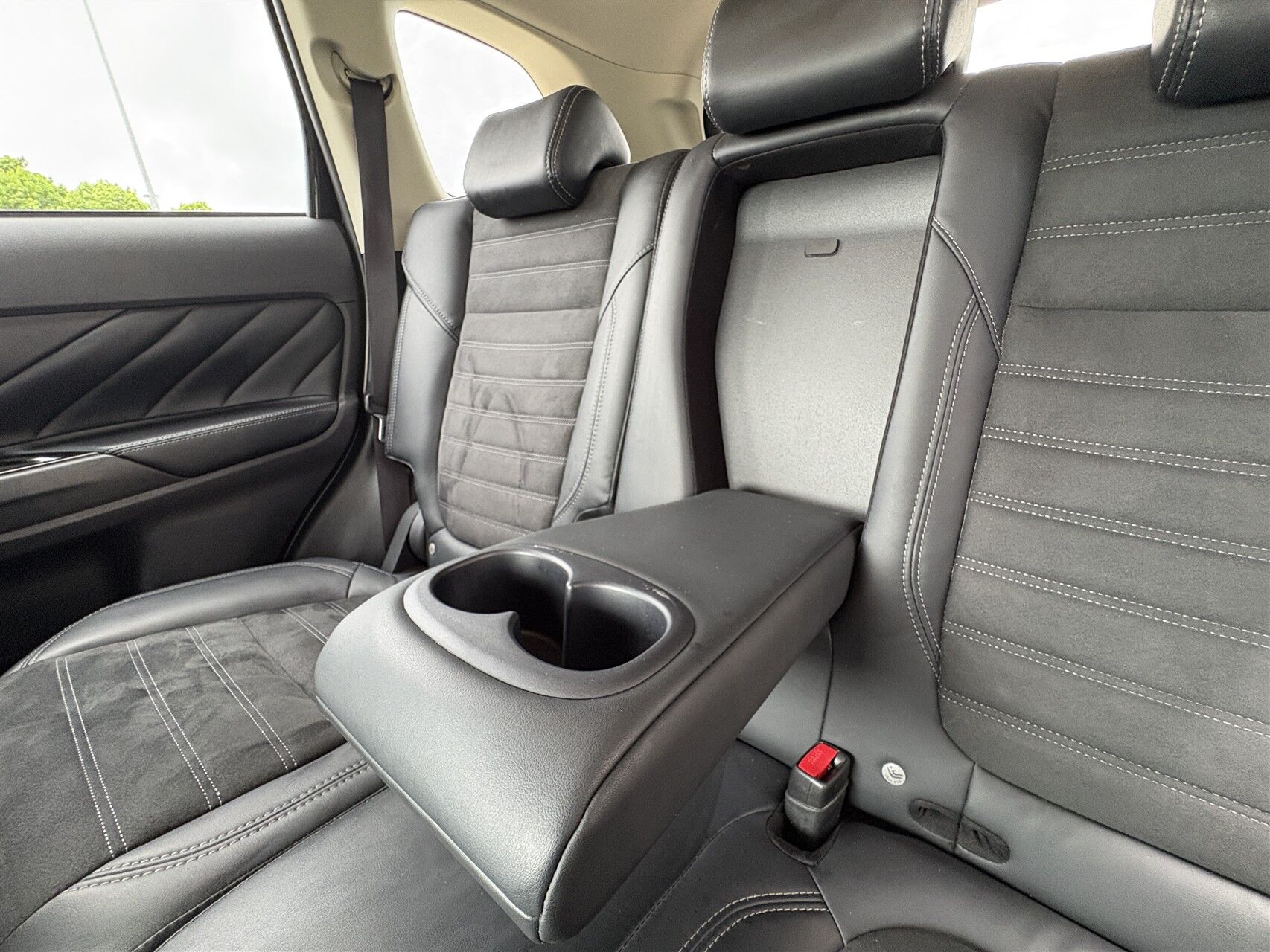Billede af Mitsubishi Outlander 2,4 PHEV  Plugin-hybrid Invite+ 4WD 224HK 5d 6g Trinl. Gear