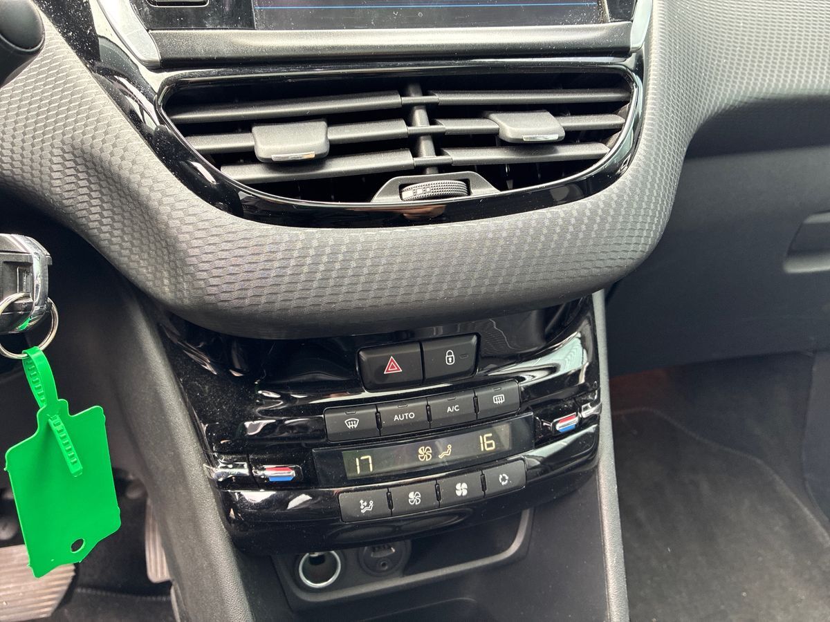 Billede af Peugeot 2008 1,2 e-THP Selection Sky EAT6 110HK 5d 6g Aut.