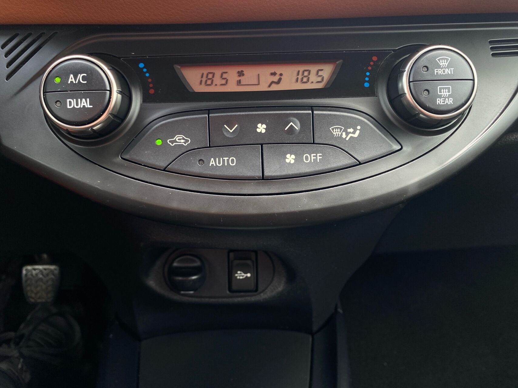 Billede af Toyota Yaris 1,3 VVT-I Lounge Edition 100HK 5d 6g