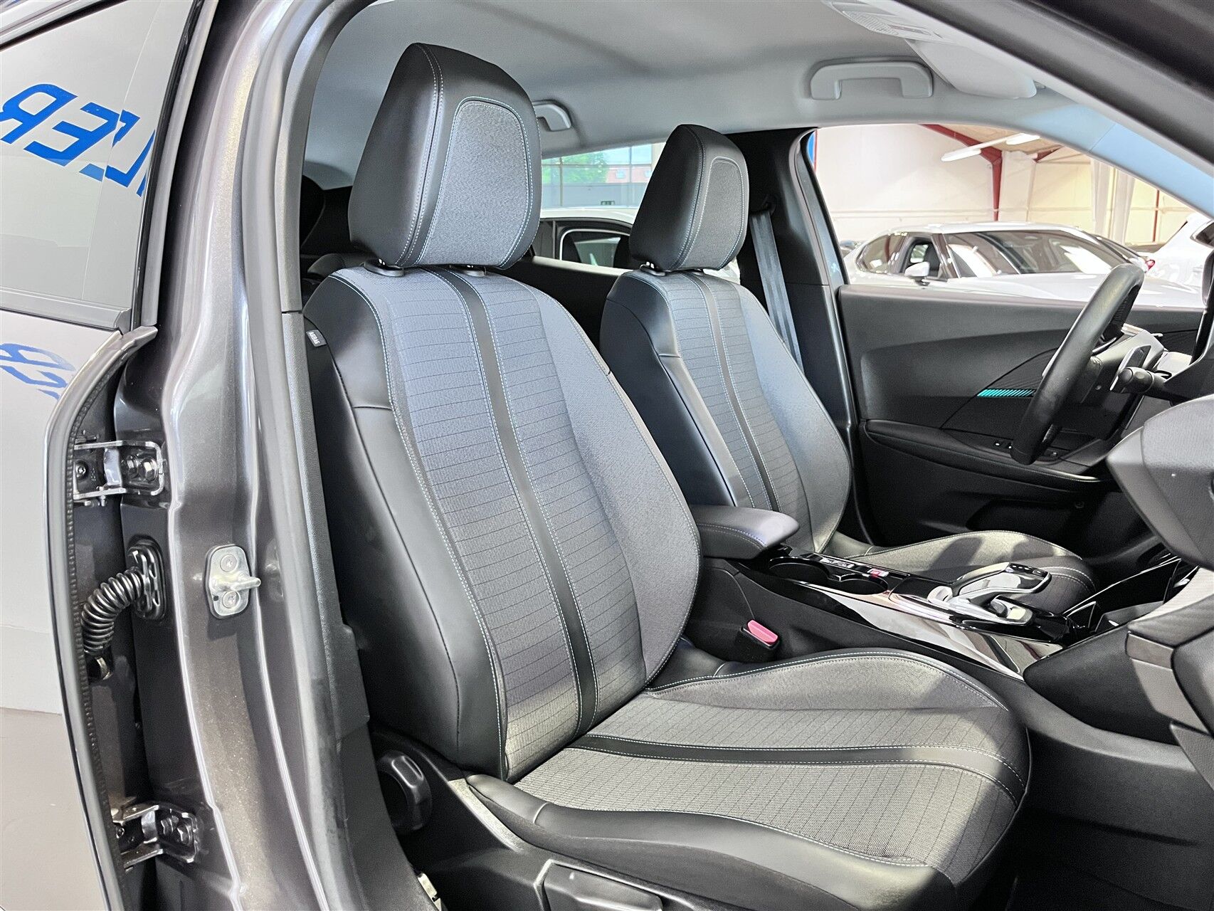 Billede af Peugeot 2008 1,2 PureTech Selection Tech EAT8 130HK 5d 8g Aut.