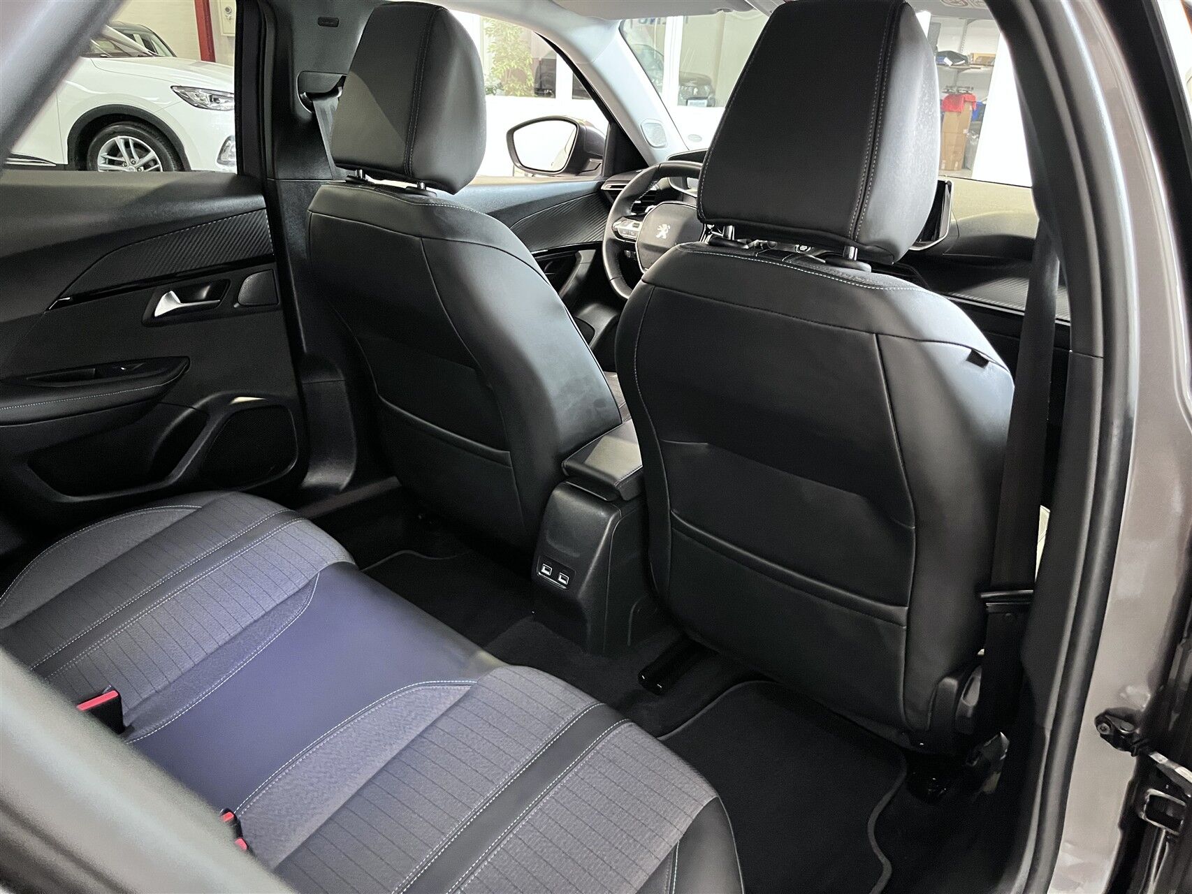 Billede af Peugeot 2008 1,2 PureTech Selection Tech EAT8 130HK 5d 8g Aut.