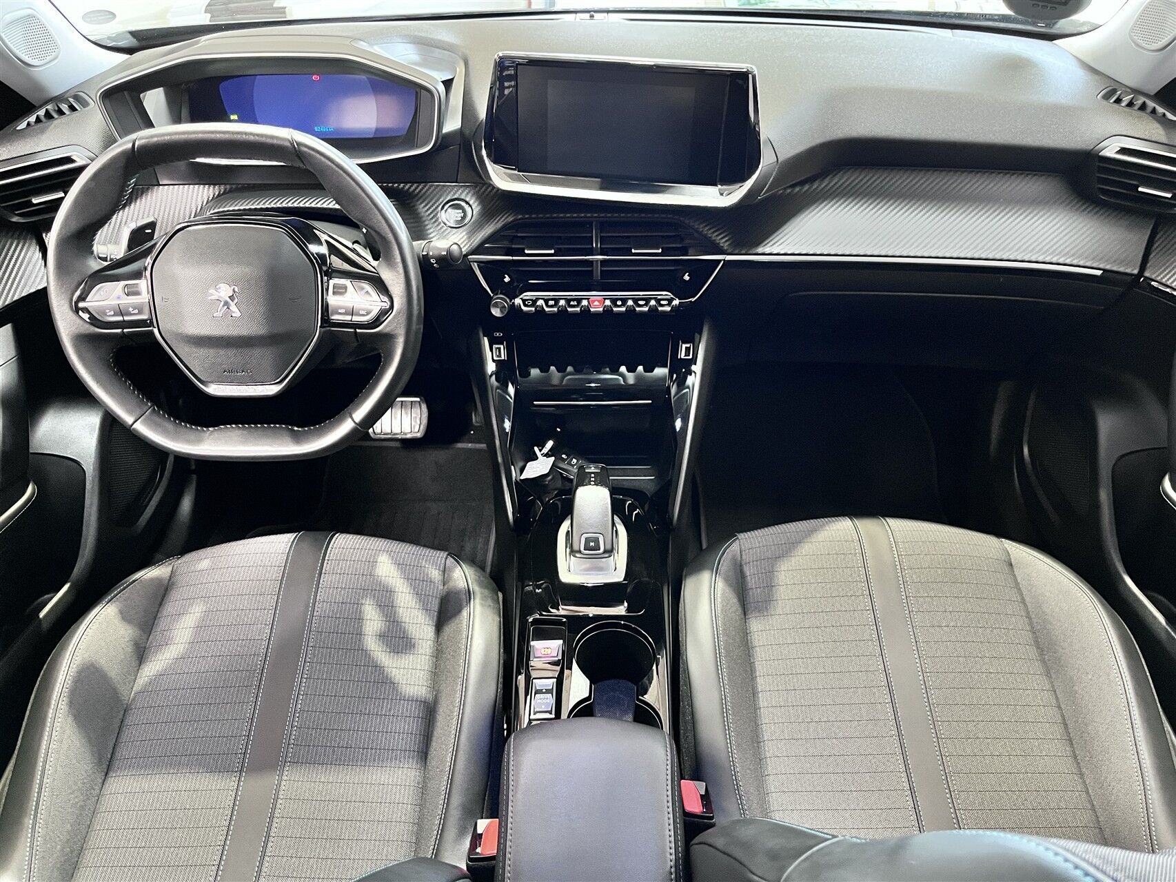 Billede af Peugeot 2008 1,2 PureTech Selection Tech EAT8 130HK 5d 8g Aut.
