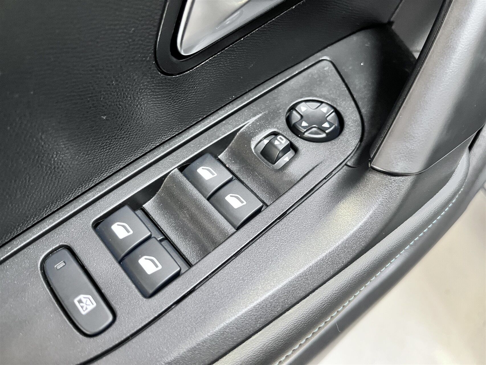 Billede af Peugeot 2008 1,2 PureTech Selection Tech EAT8 130HK 5d 8g Aut.