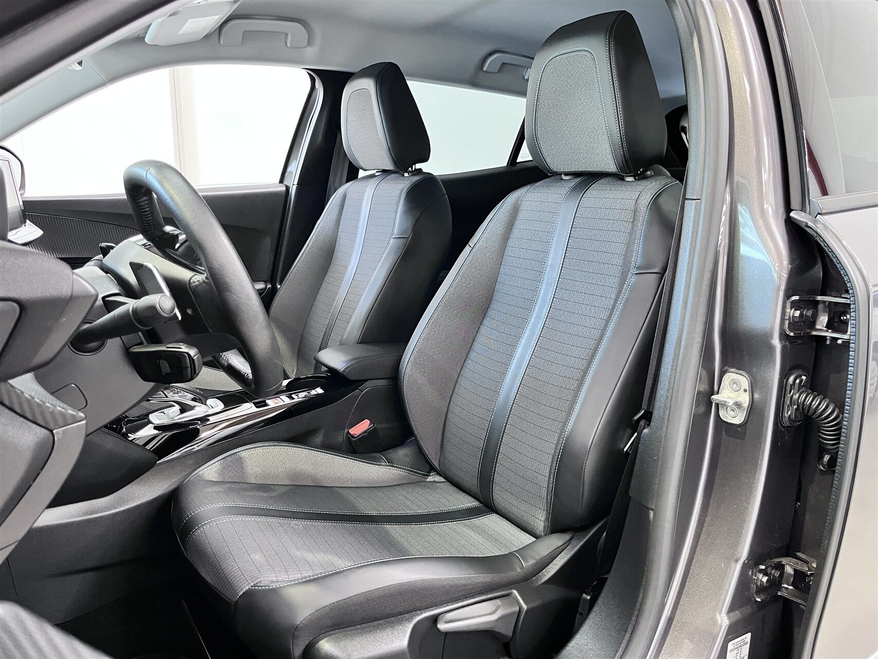 Billede af Peugeot 2008 1,2 PureTech Selection Tech EAT8 130HK 5d 8g Aut.