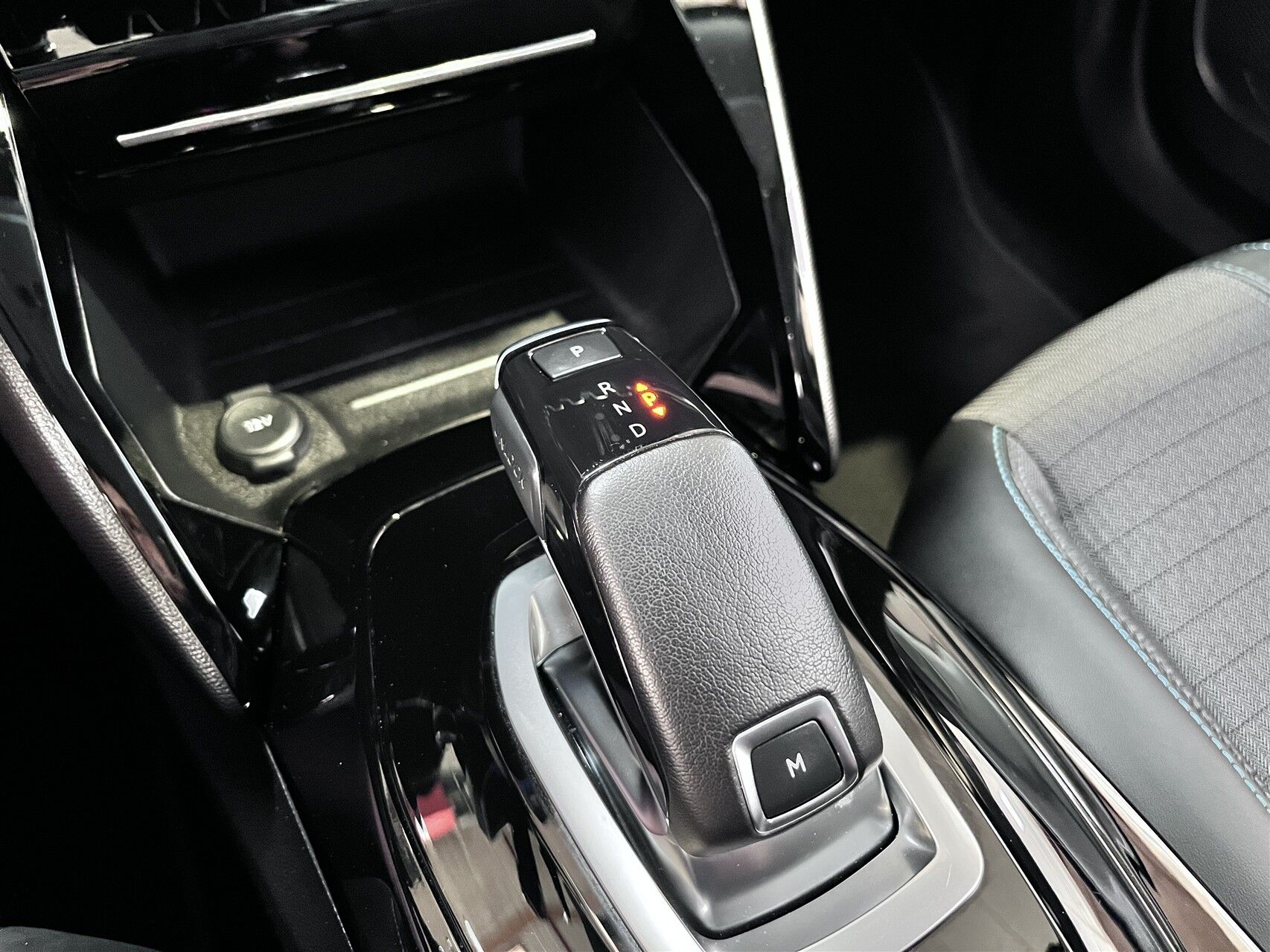 Billede af Peugeot 2008 1,2 PureTech Selection Tech EAT8 130HK 5d 8g Aut.