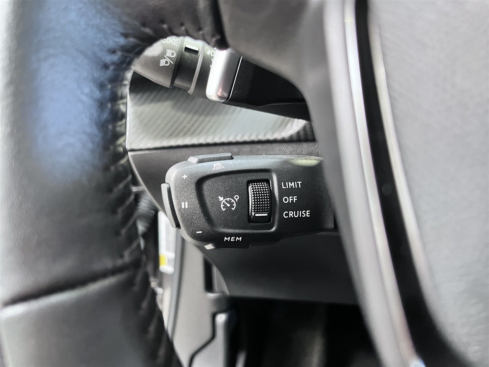 Billede af Peugeot 2008 1,2 PureTech Selection Tech EAT8 130HK 5d 8g Aut.