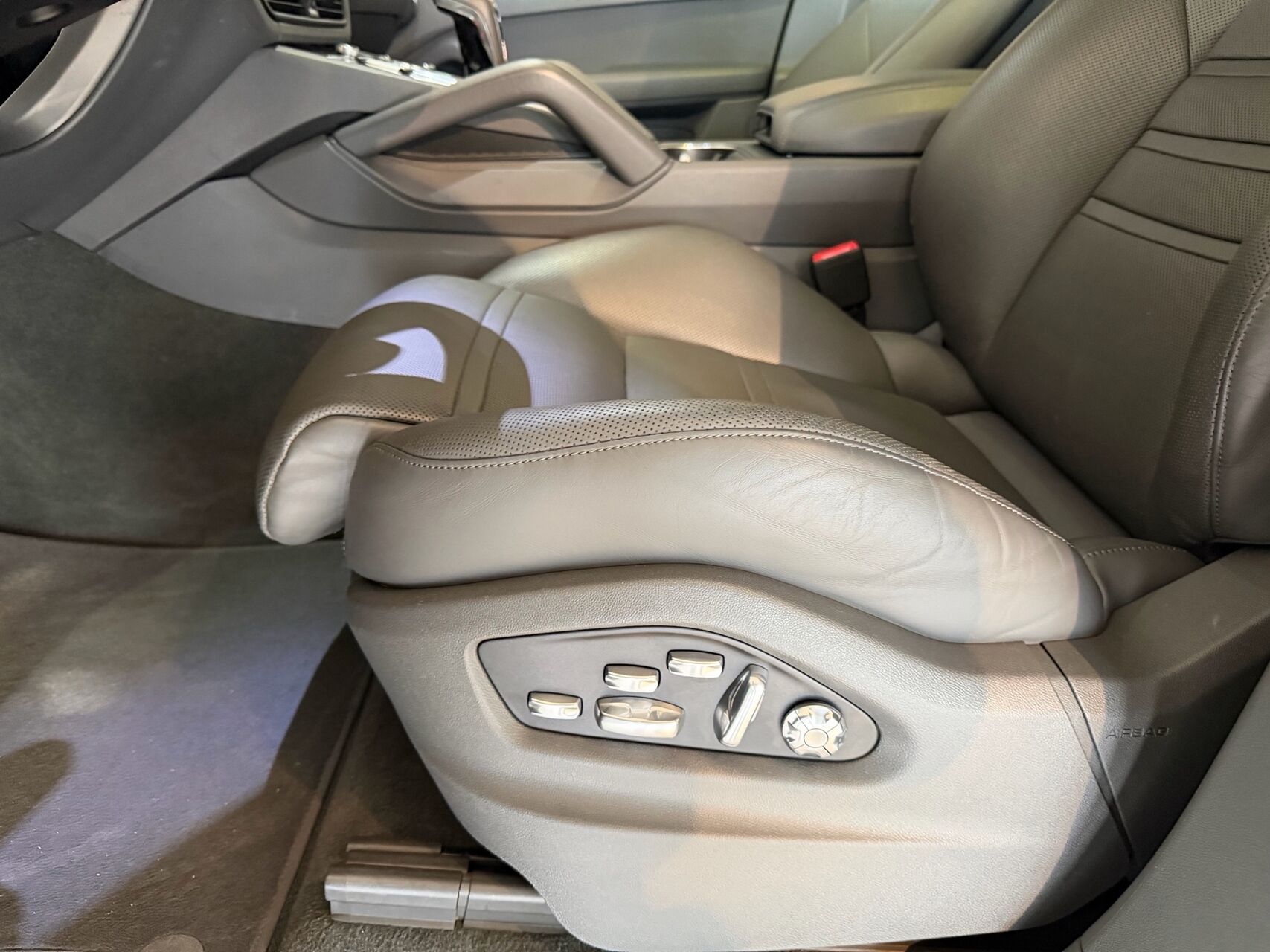 Billede af Porsche Cayenne 3,0 E-Hybrid 4WD Tiptr. 462HK 5d 8g Aut.