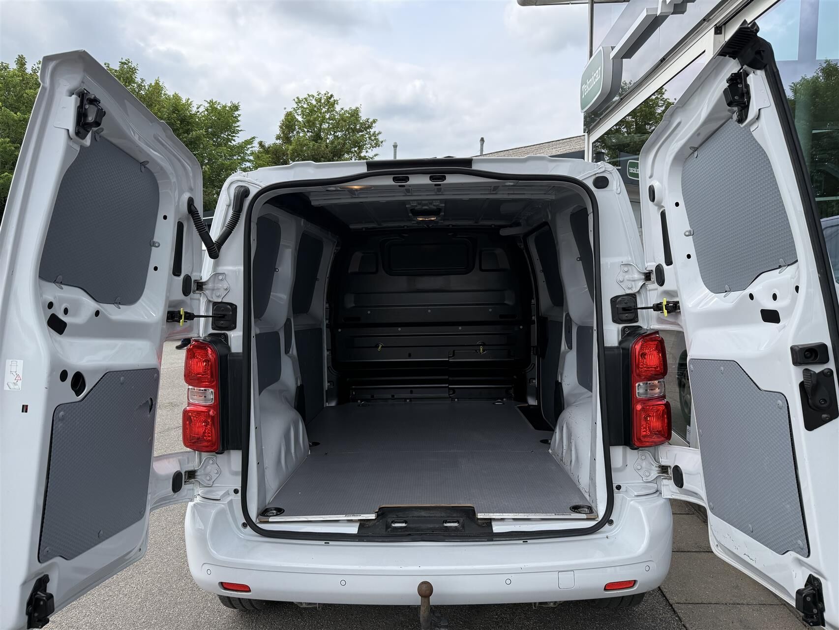 Billede af Citroën Jumpy L2 2,0 Blue HDi Masterline EAT8 145HK Van 8g Aut.