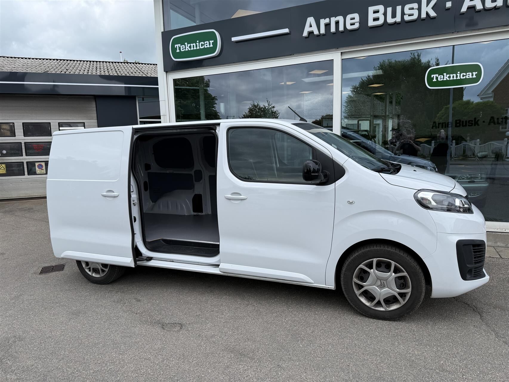 Billede af Citroën Jumpy L2 2,0 Blue HDi Masterline EAT8 145HK Van 8g Aut.