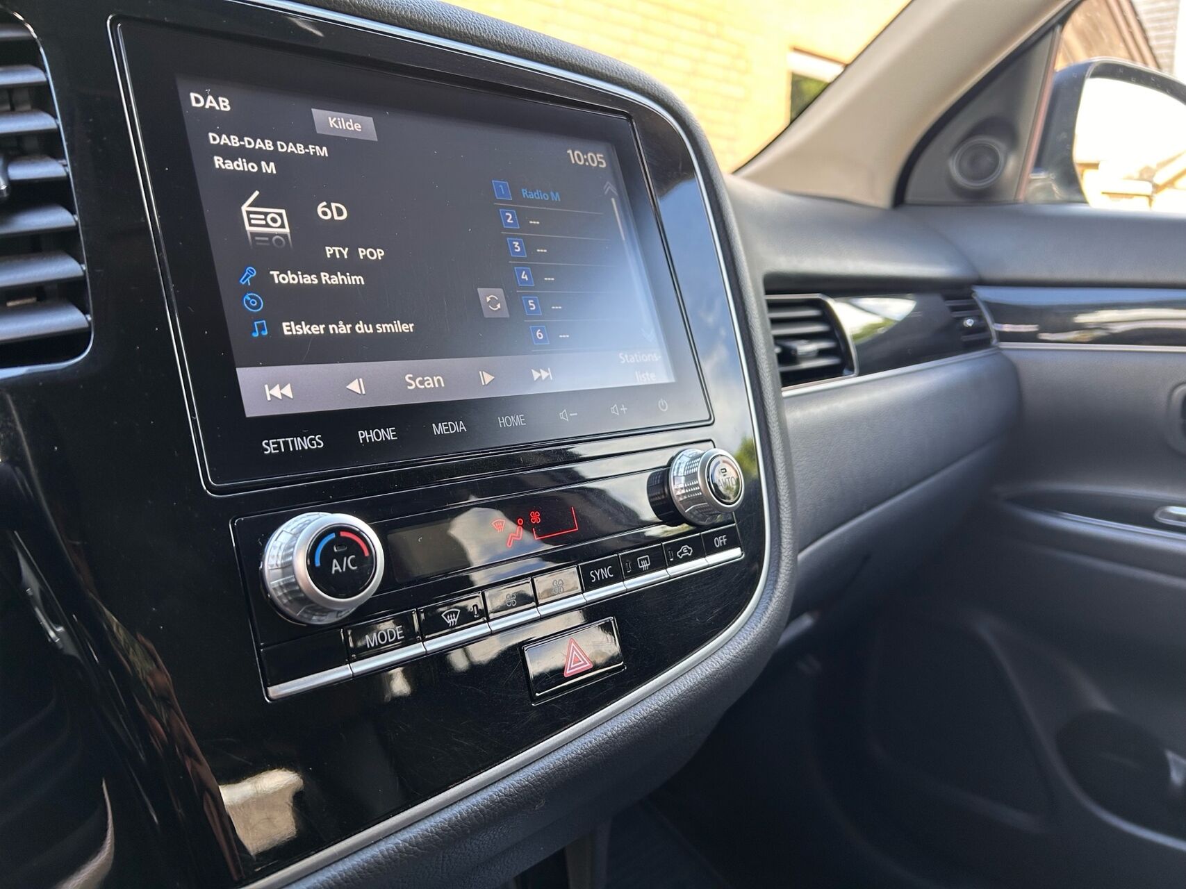 Billede af Mitsubishi Outlander 2,4 PHEV  Plugin-hybrid Inform+ 4WD 224HK 5d 6g Trinl. Gear
