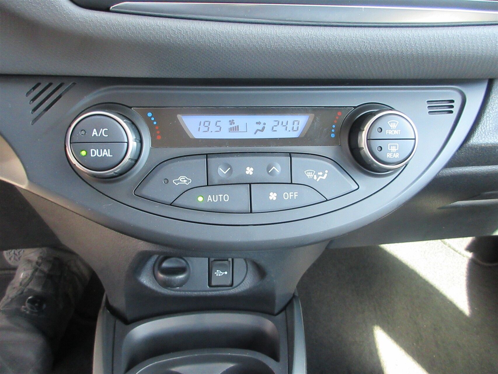 Billede af Toyota Yaris 1,5 Hybrid H2 E-CVT 100HK 5d Trinl. Gear