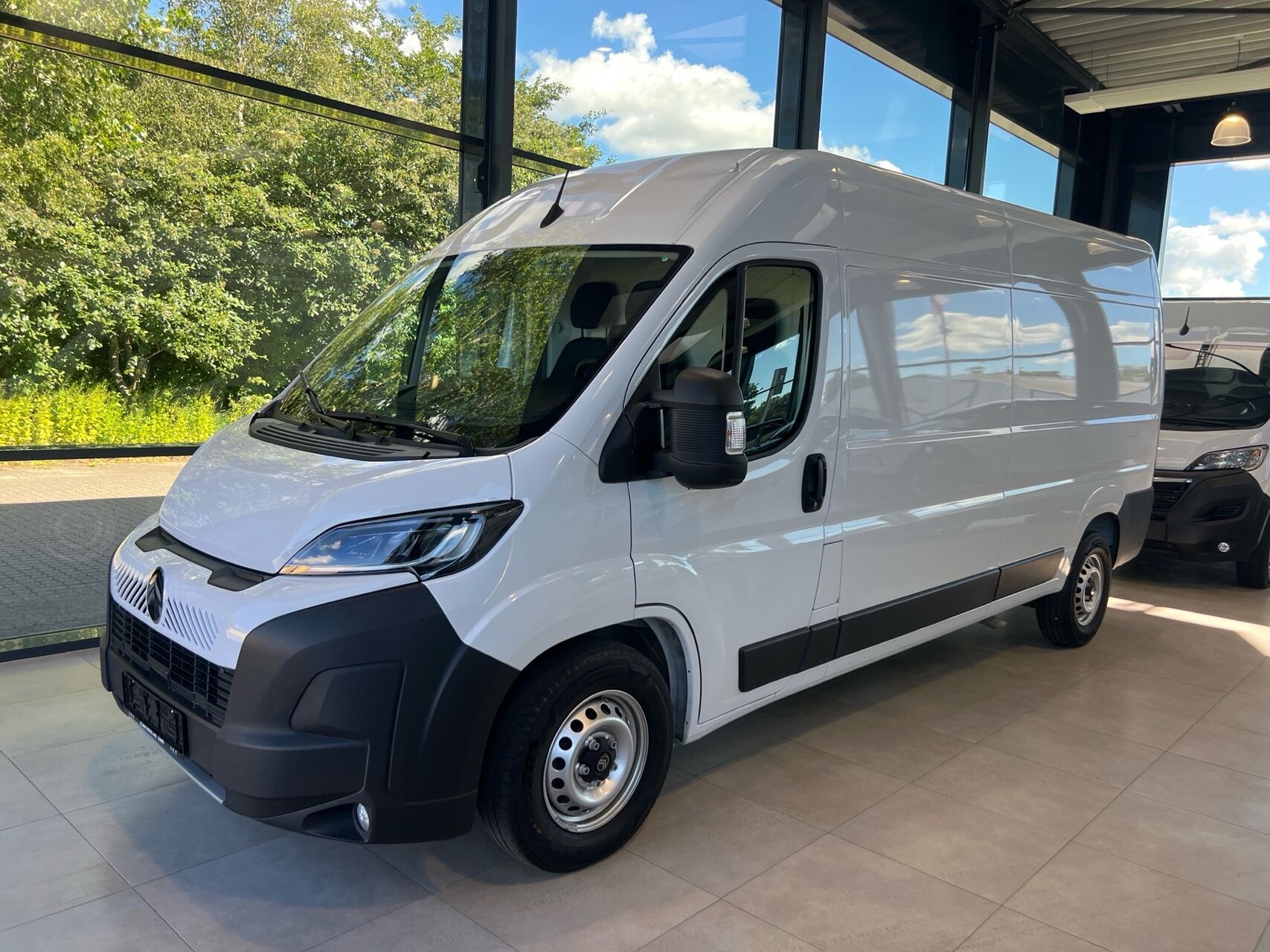 Billede af Citroën Jumper 35H L3H2 2,2 Blue HDi Masterline EAT8 180HK Van 8g Aut.