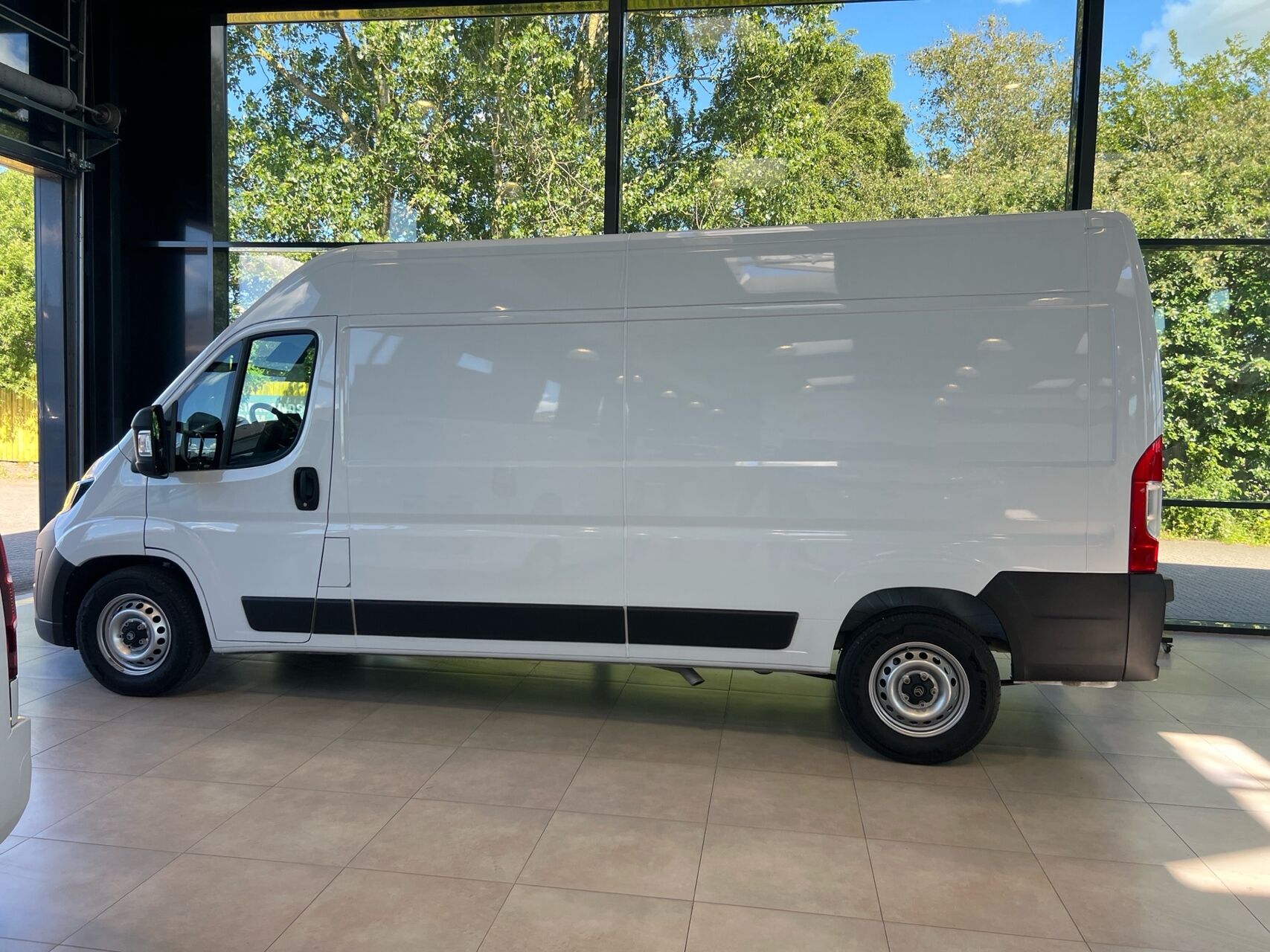 Billede af Citroën Jumper 35H L3H2 2,2 Blue HDi Masterline EAT8 180HK Van 8g Aut.