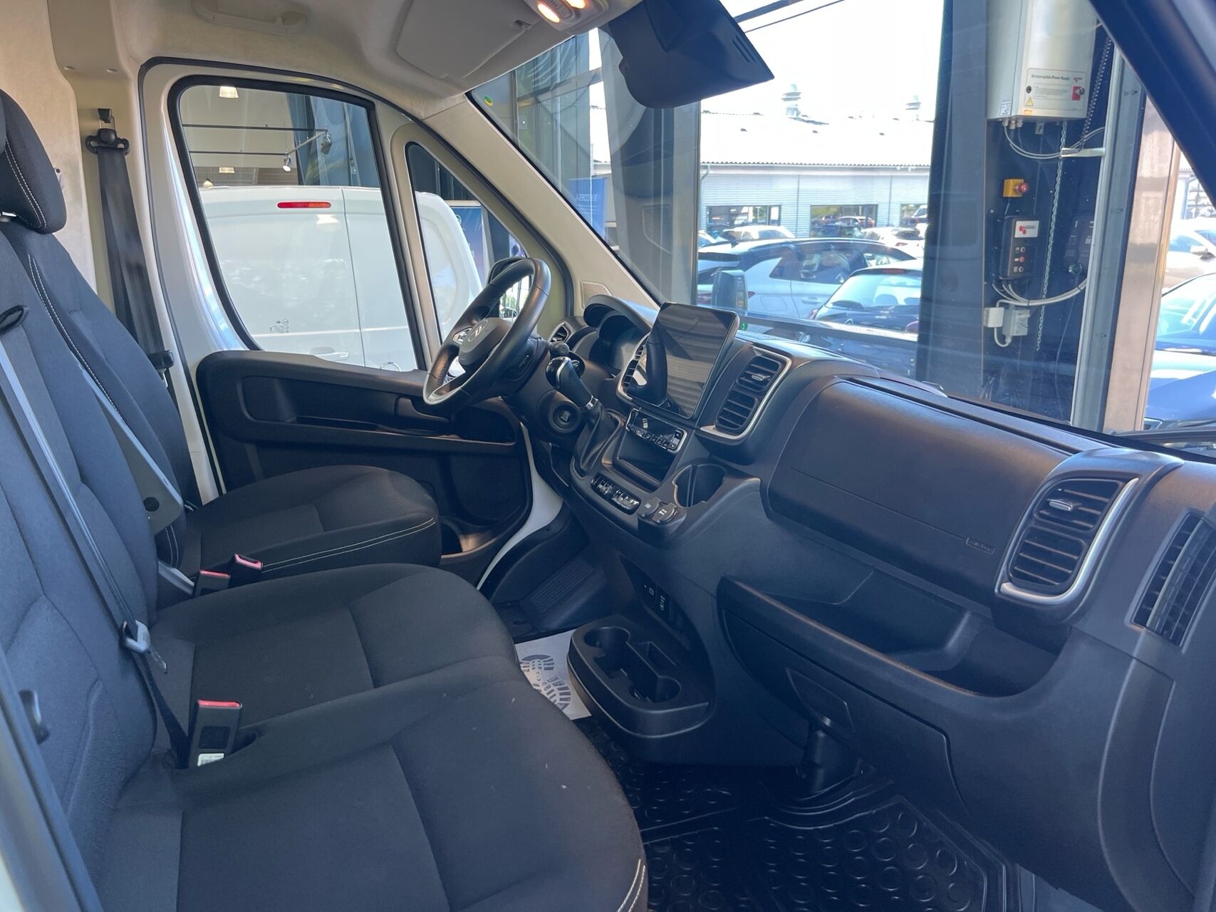 Billede af Citroën Jumper 35H L3H2 2,2 Blue HDi Masterline EAT8 180HK Van 8g Aut.