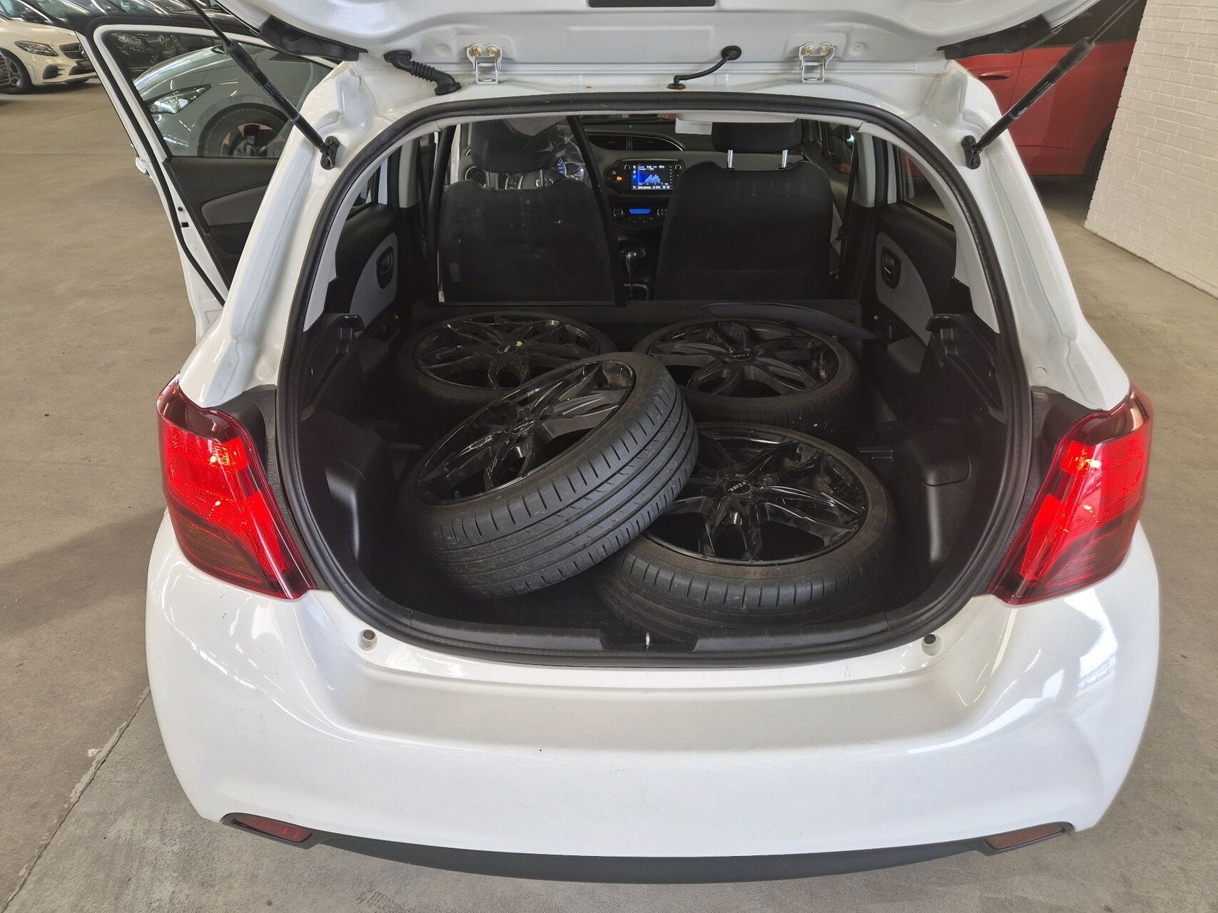 Billede af Toyota Yaris 1,5 Hybrid H2 E-CVT 100HK 5d Trinl. Gear