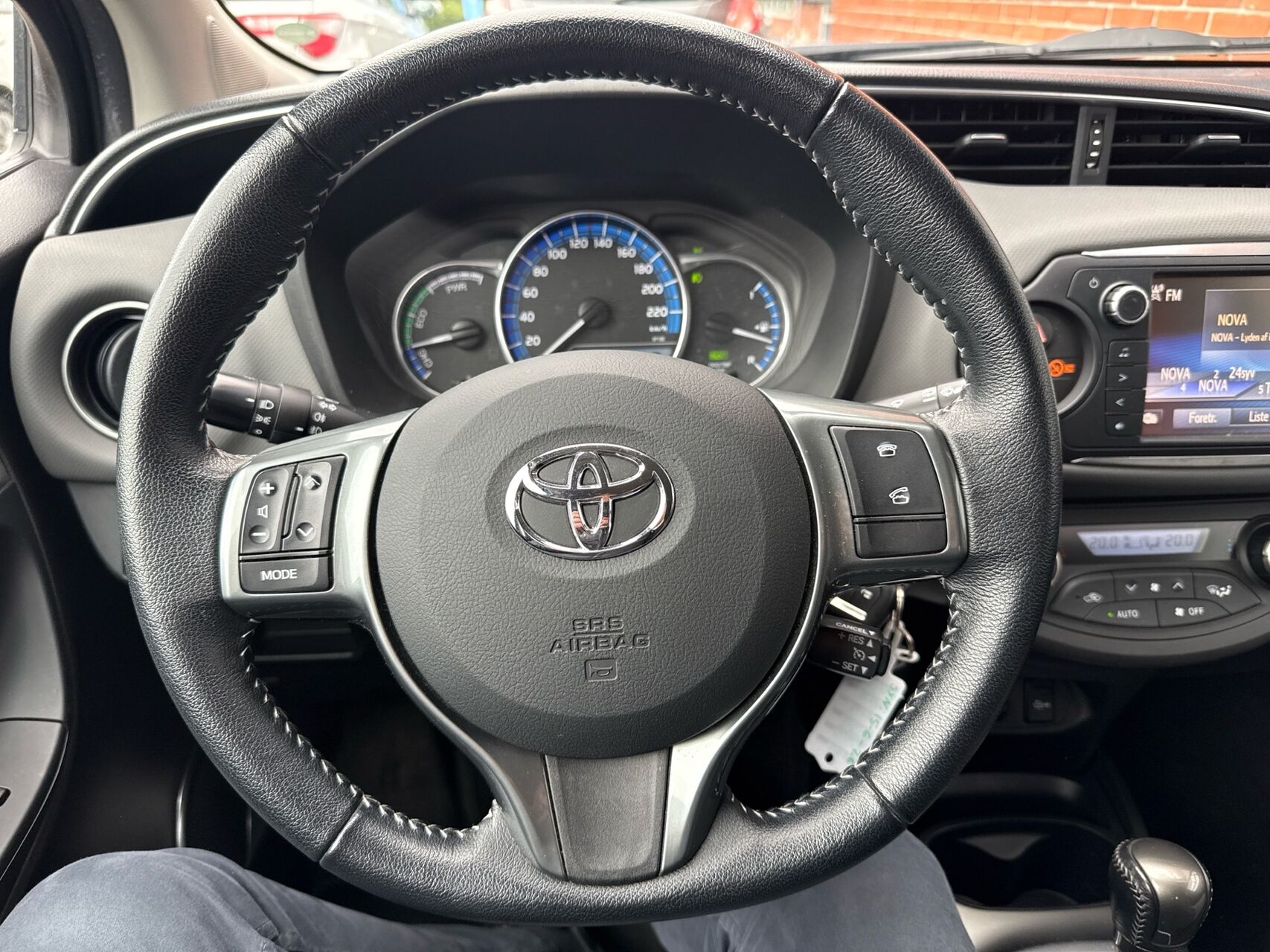Billede af Toyota Yaris 1,5 Hybrid H2 Premium E-CVT 100HK 5d Trinl. Gear