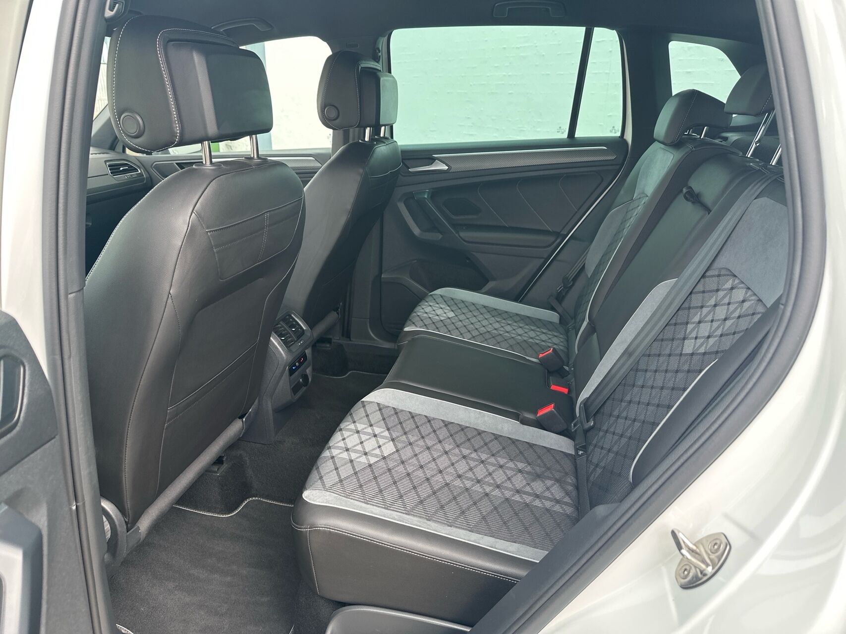Billede af VW Tiguan 2,0 TDI SCR R-Line Business DSG 150HK 5d 7g Aut.