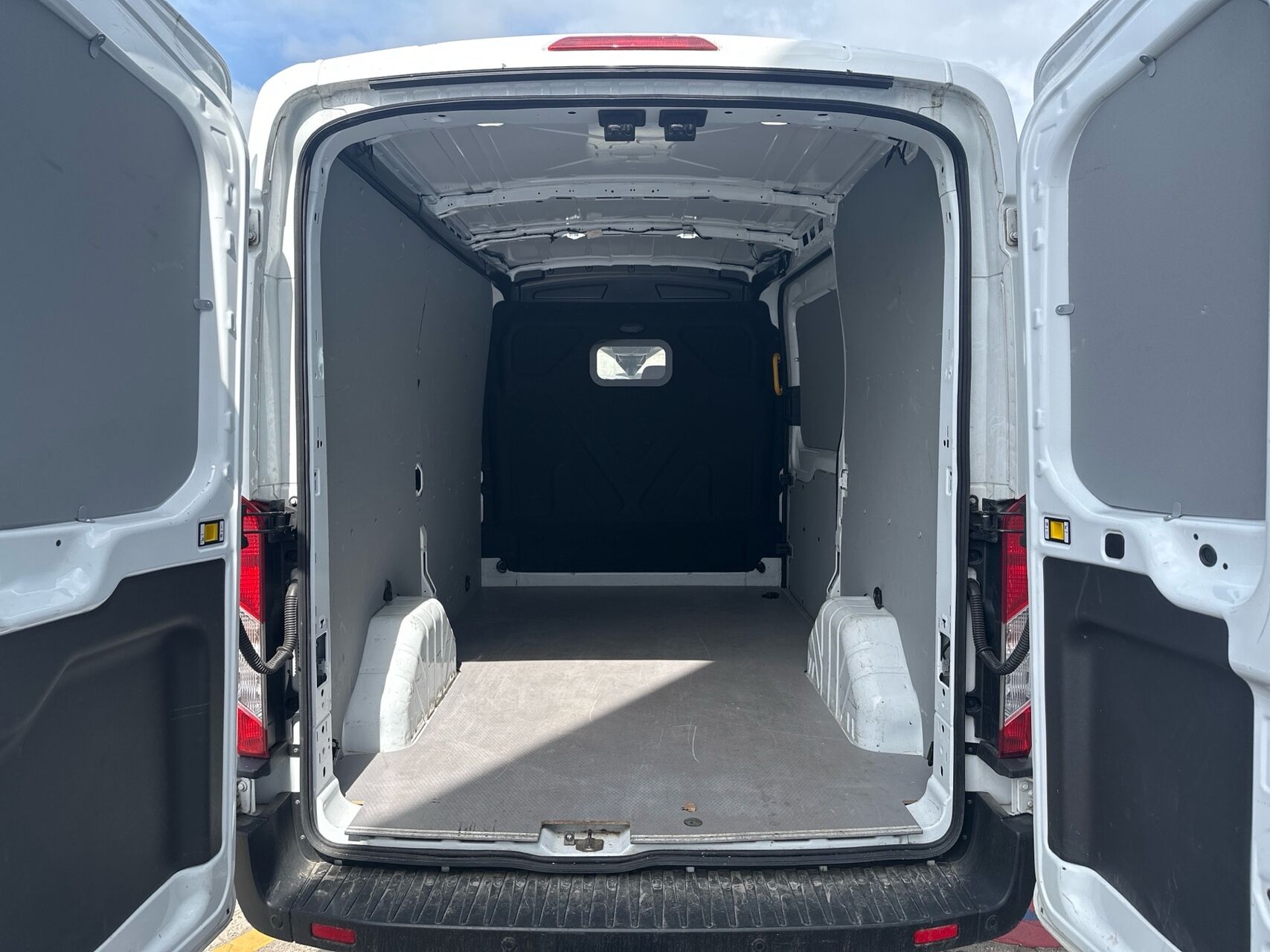 Billede af Ford Transit 350 L2H2 2,0 TDCi Trend 130HK Van 6g Aut.